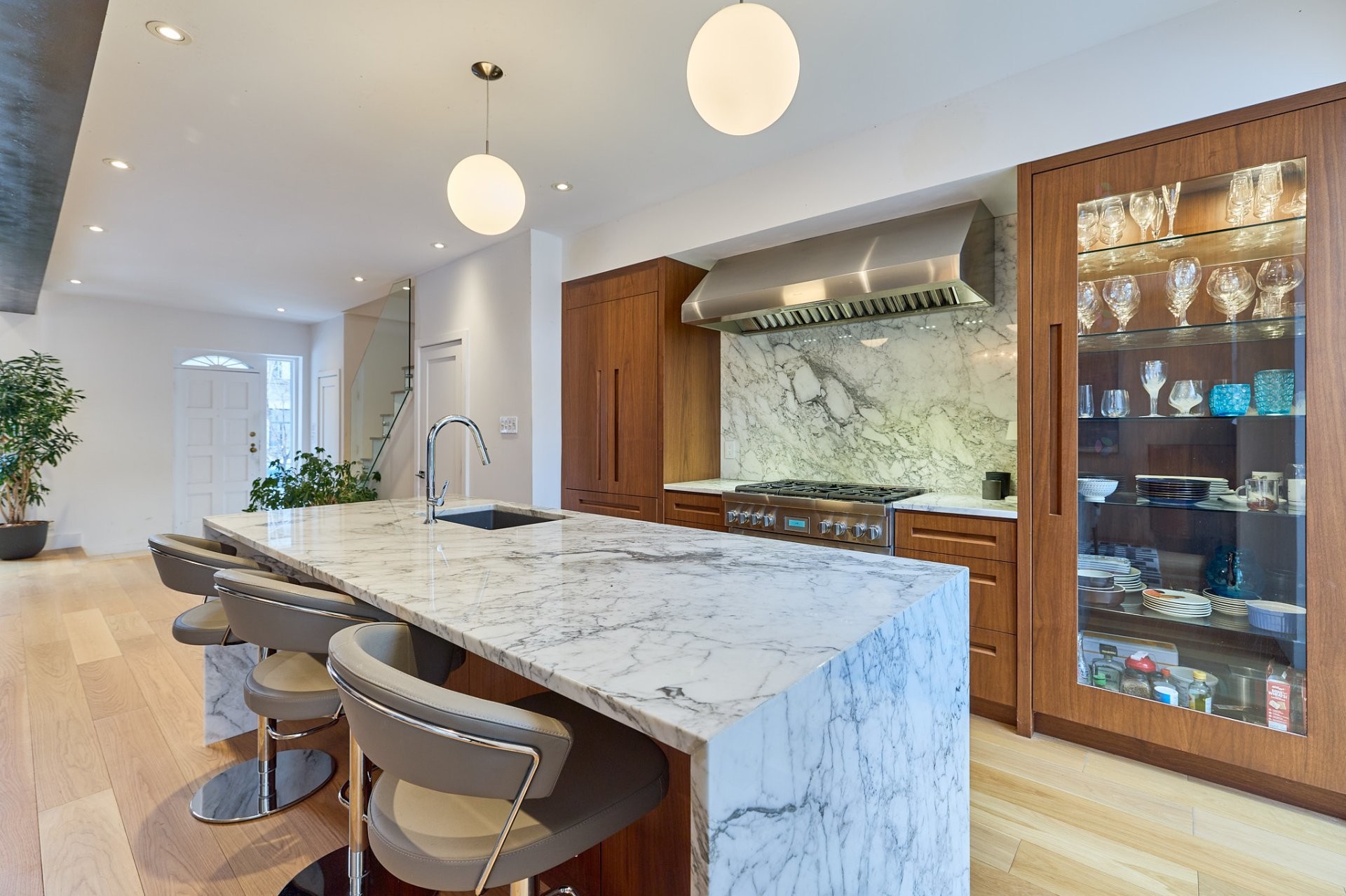 









737

 - 739


Rue de Versailles

,
Montréal (Ville-Marie),




QC
H3C1Z5

