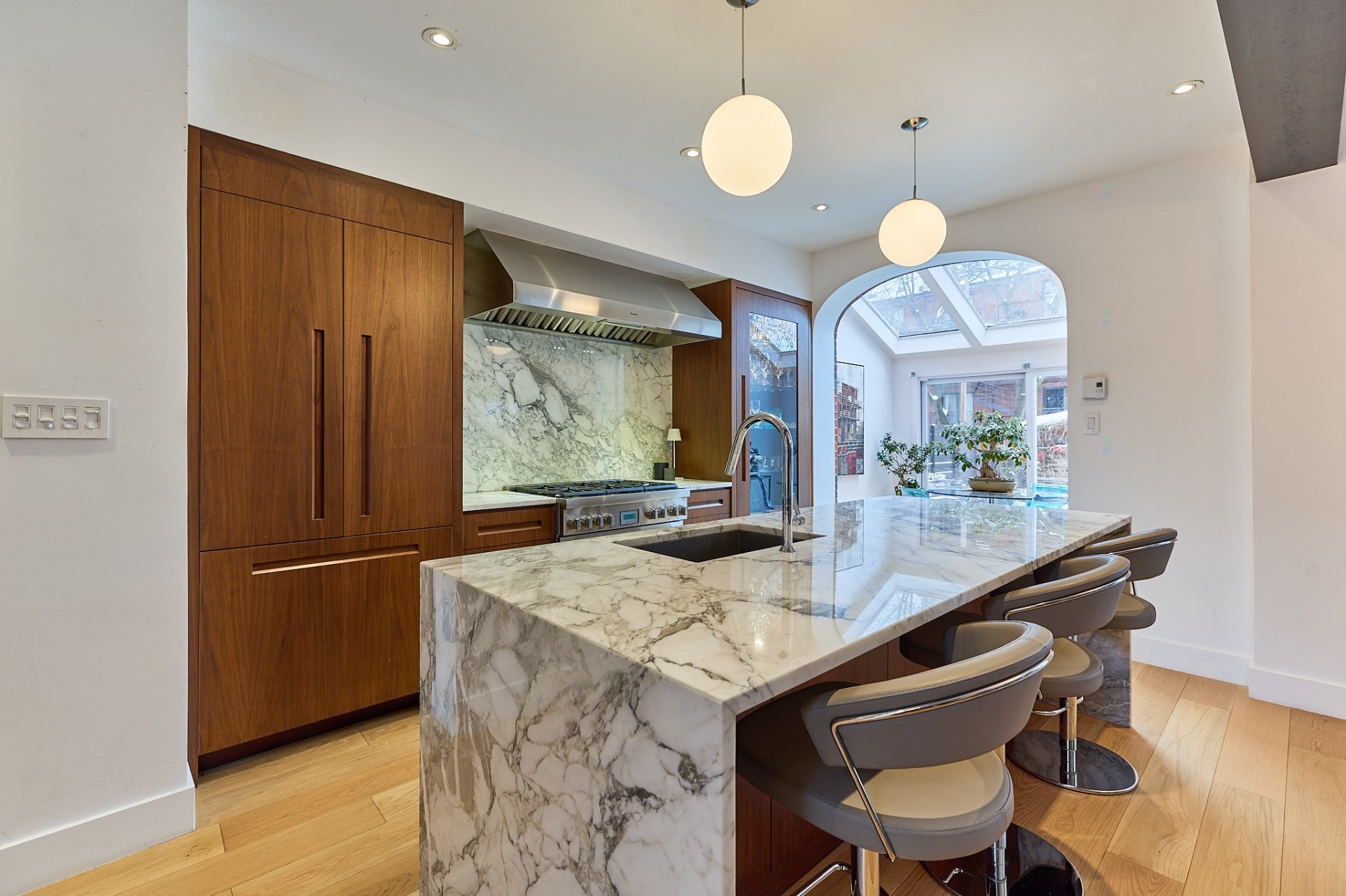 









737

 - 739


Rue de Versailles

,
Montréal (Ville-Marie),




QC
H3C1Z5

