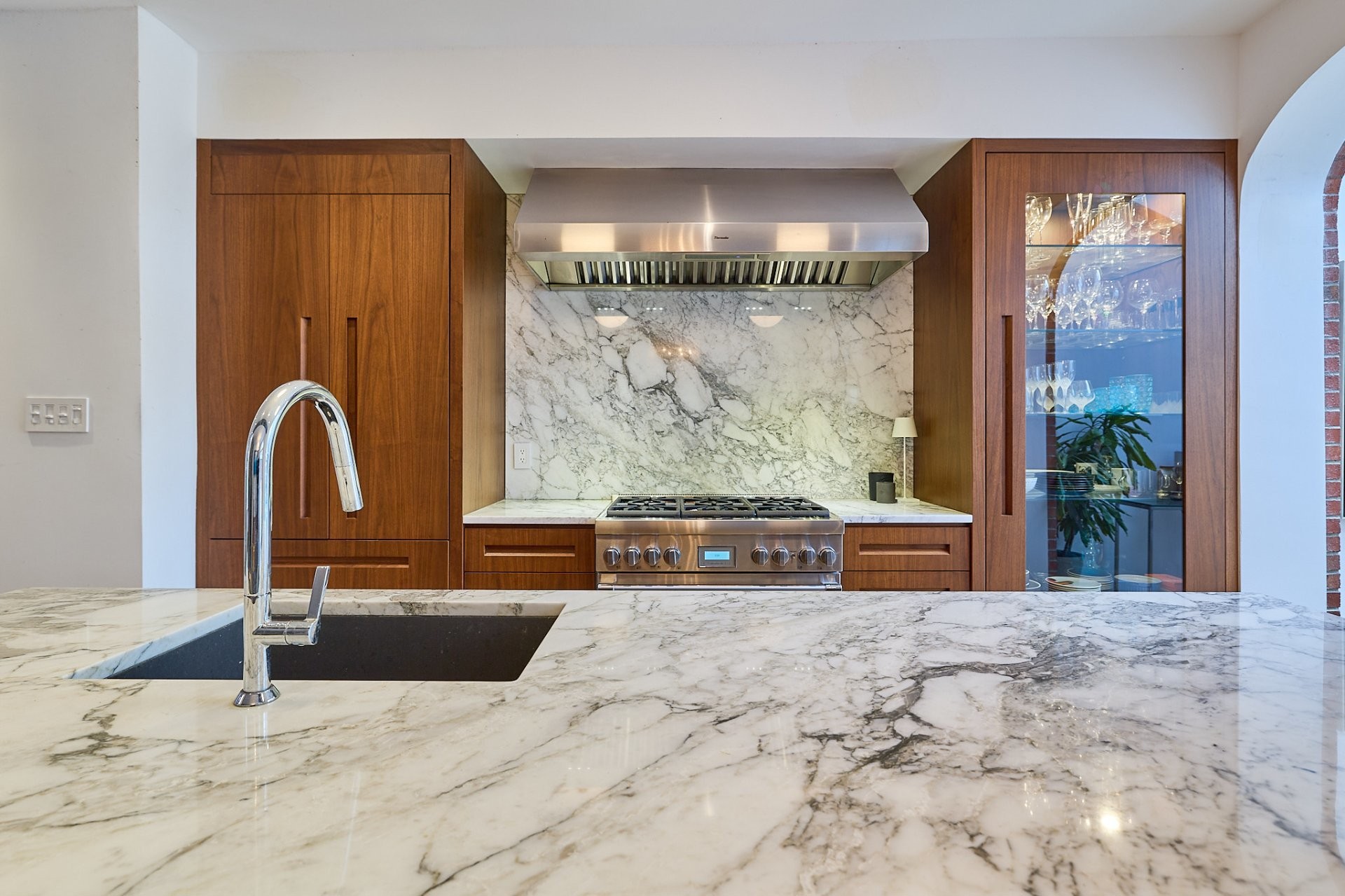 









737

 - 739


Rue de Versailles

,
Montréal (Ville-Marie),




QC
H3C1Z5

