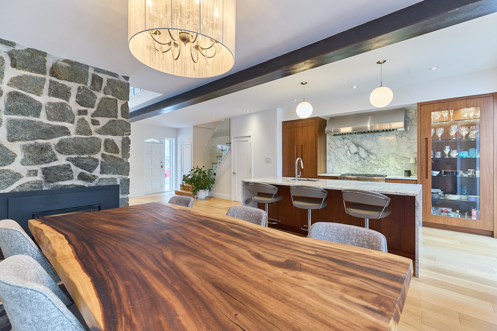 









737

 - 739


Rue de Versailles

,
Montréal (Ville-Marie),




QC
H3C1Z5

