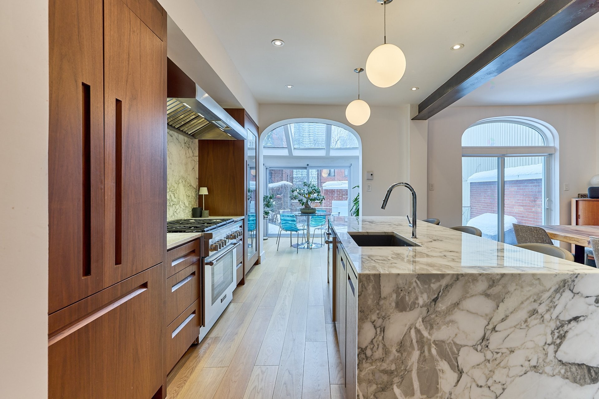 









737

 - 739


Rue de Versailles

,
Montréal (Ville-Marie),




QC
H3C1Z5

