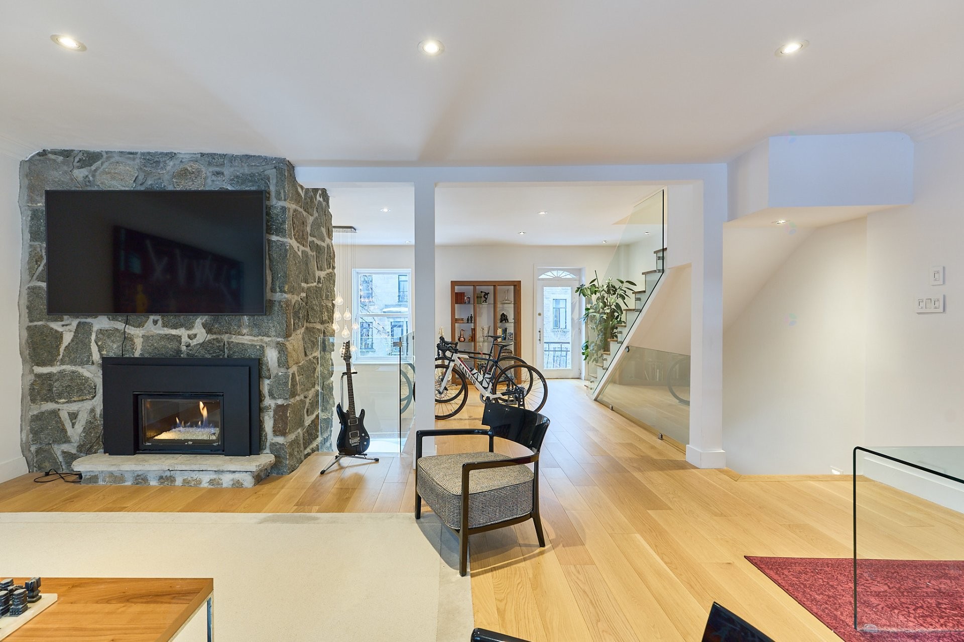 









737

 - 739


Rue de Versailles

,
Montréal (Ville-Marie),




QC
H3C1Z5

