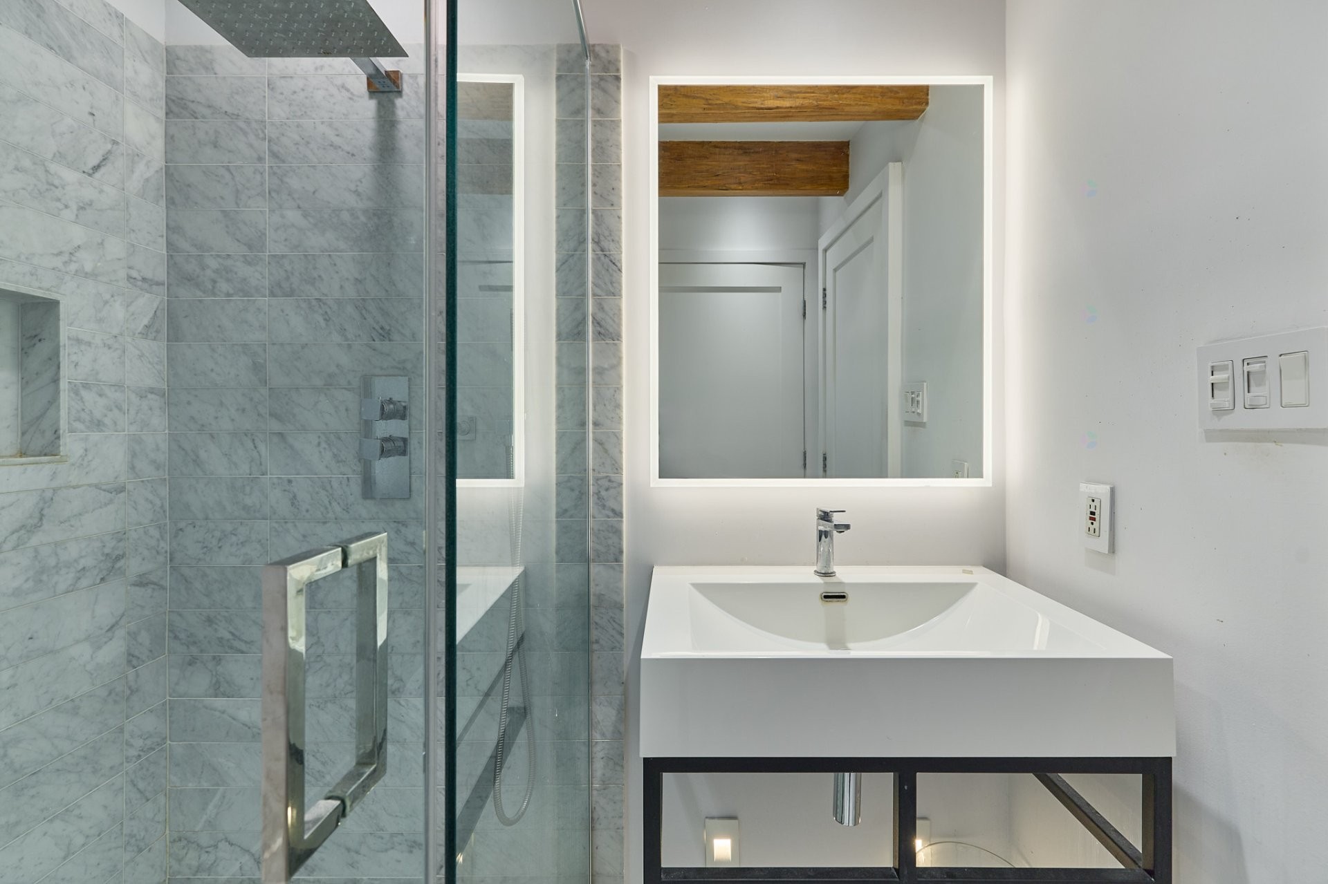 









737

 - 739


Rue de Versailles

,
Montréal (Ville-Marie),




QC
H3C1Z5

