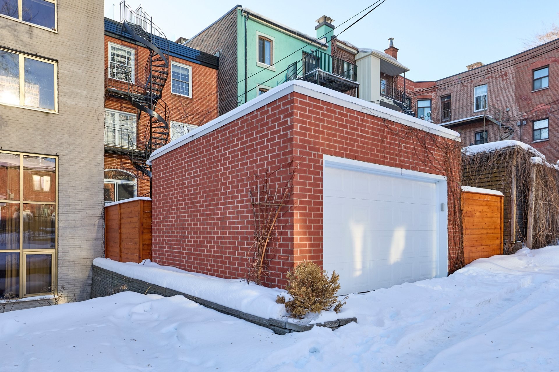 









737

 - 739


Rue de Versailles

,
Montréal (Ville-Marie),




QC
H3C1Z5

