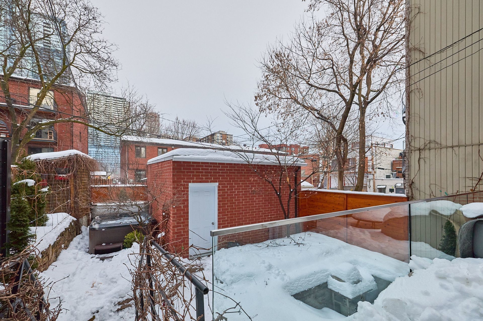 









737

 - 739


Rue de Versailles

,
Montréal (Ville-Marie),




QC
H3C1Z5

