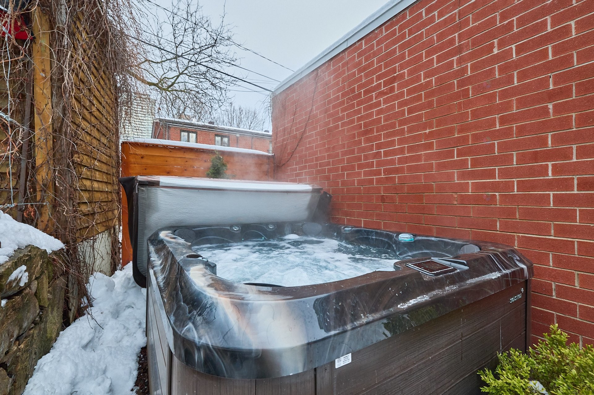 









737

 - 739


Rue de Versailles

,
Montréal (Ville-Marie),




QC
H3C1Z5

