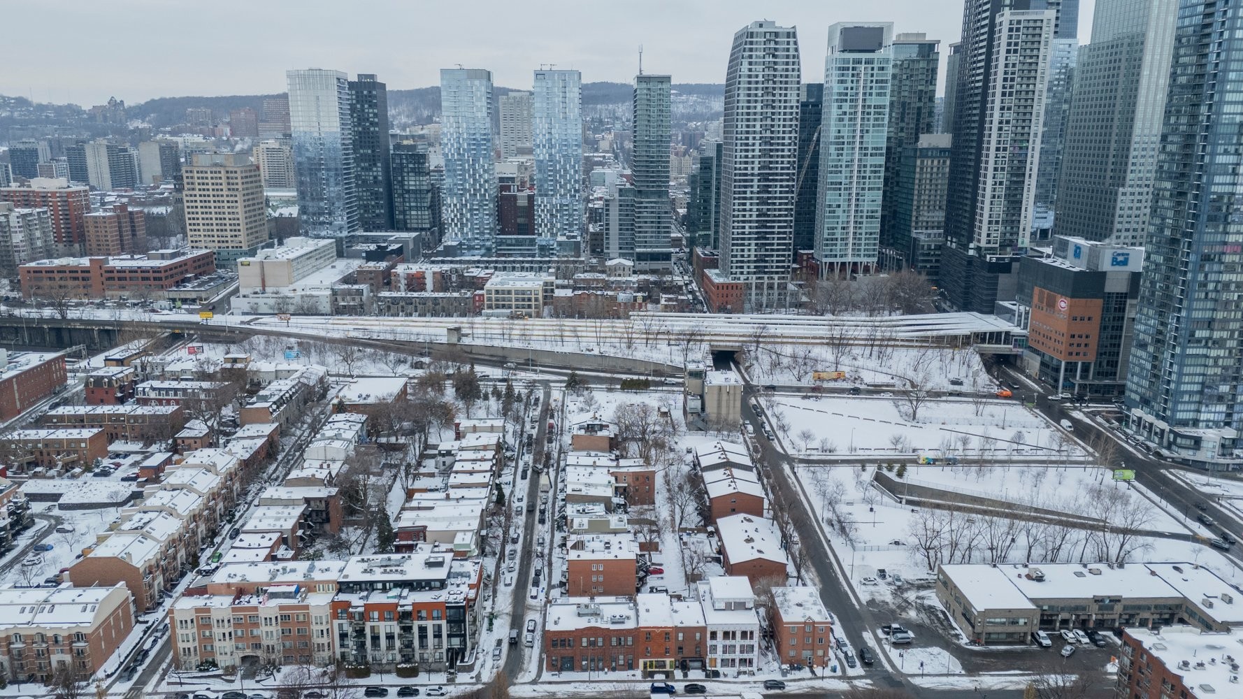 









737

 - 739


Rue de Versailles

,
Montréal (Ville-Marie),




QC
H3C1Z5

