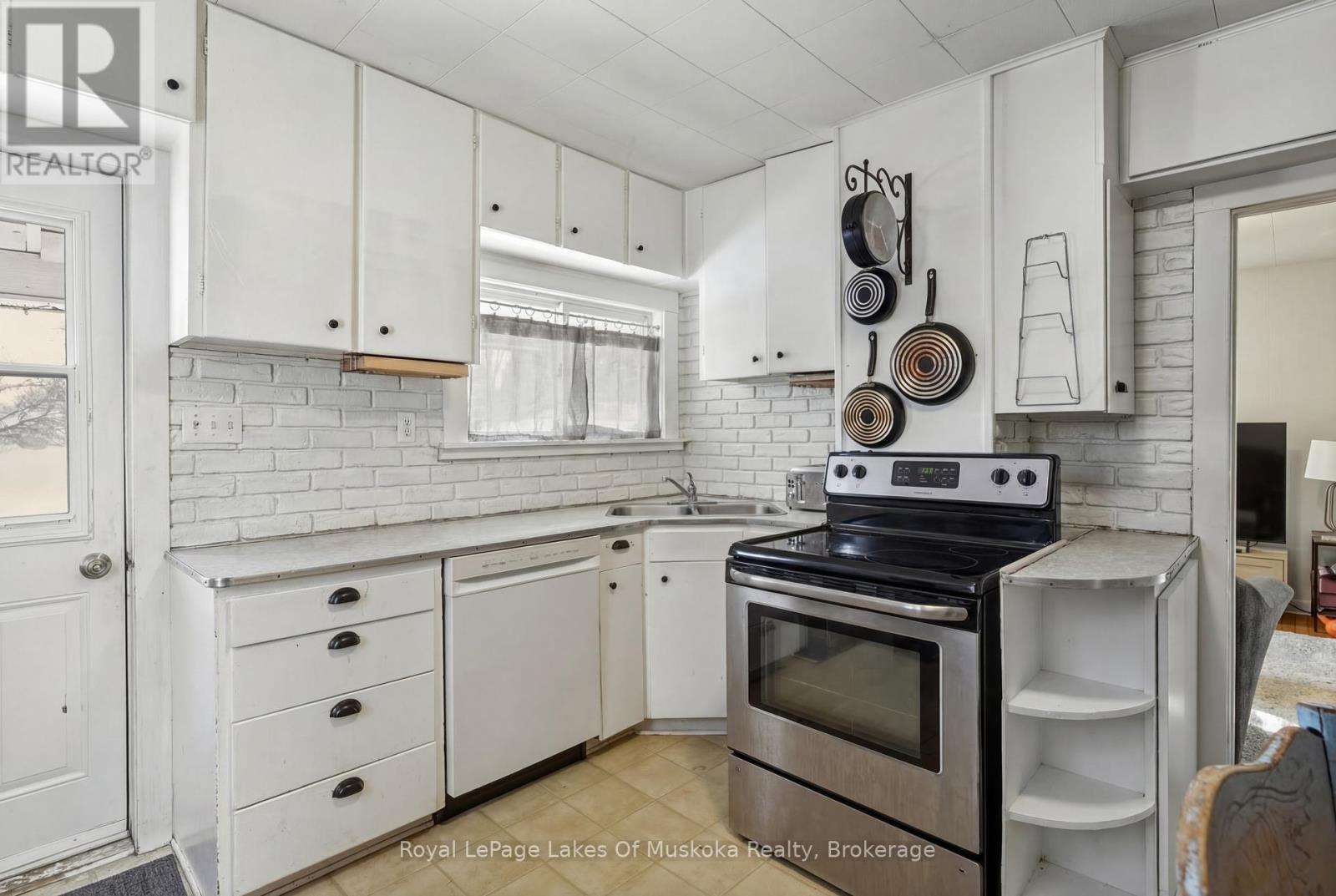 












60 WEST ROAD W

,
Huntsville (Chaffey),




Ontario
P1H1L8

