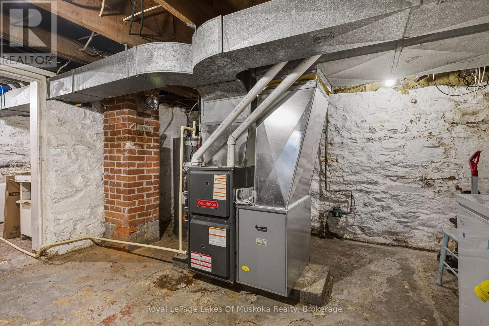 












60 WEST ROAD W

,
Huntsville (Chaffey),




Ontario
P1H1L8

