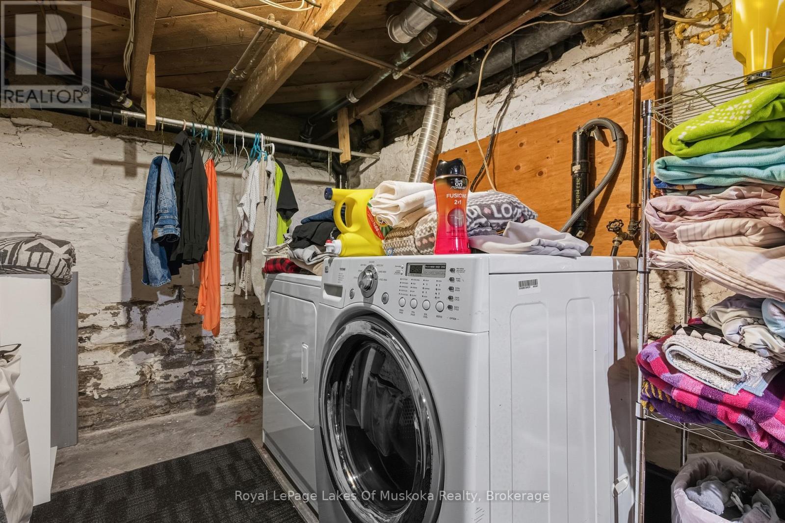 












60 WEST ROAD W

,
Huntsville (Chaffey),




Ontario
P1H1L8

