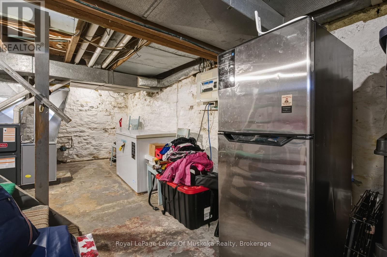 












60 WEST ROAD W

,
Huntsville (Chaffey),




Ontario
P1H1L8

