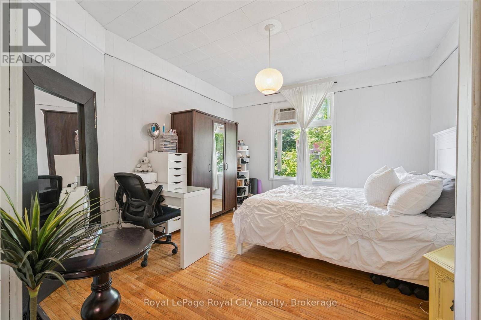 












148 SUFFOLK STREET W

,
Guelph (Downtown),




Ontario
N1H2J5

