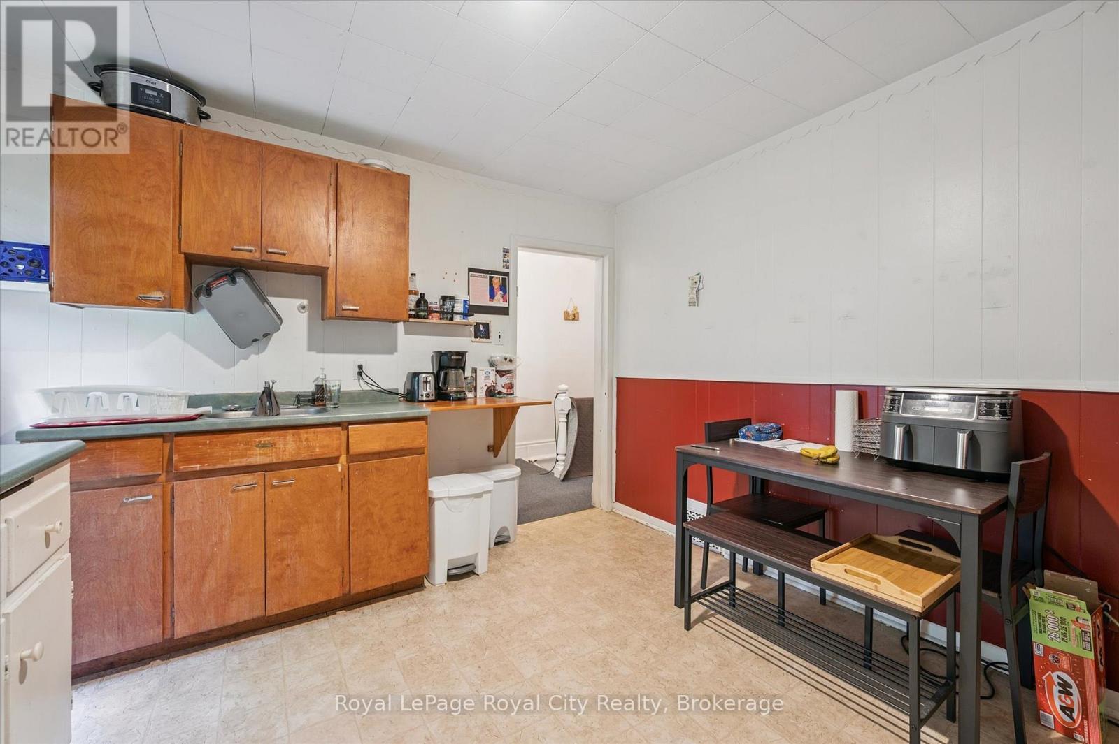 












148 SUFFOLK STREET W

,
Guelph (Downtown),




Ontario
N1H2J5

