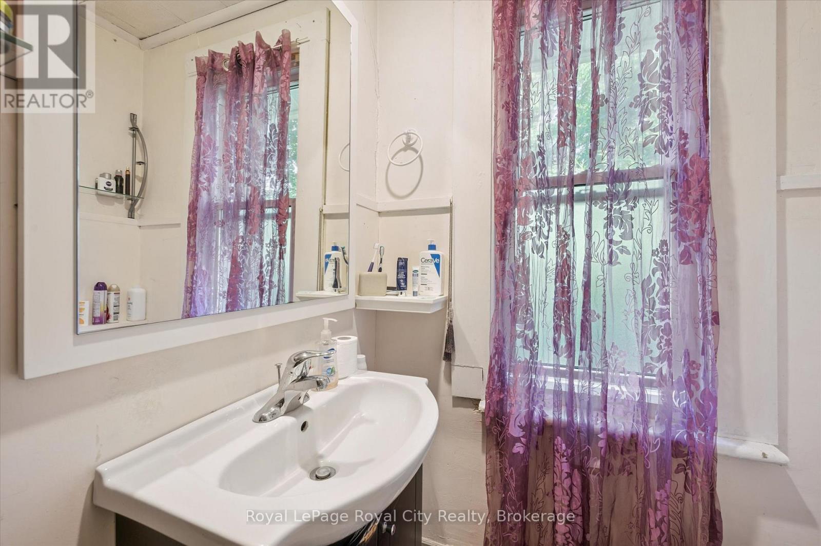 












148 SUFFOLK STREET W

,
Guelph (Downtown),




Ontario
N1H2J5

