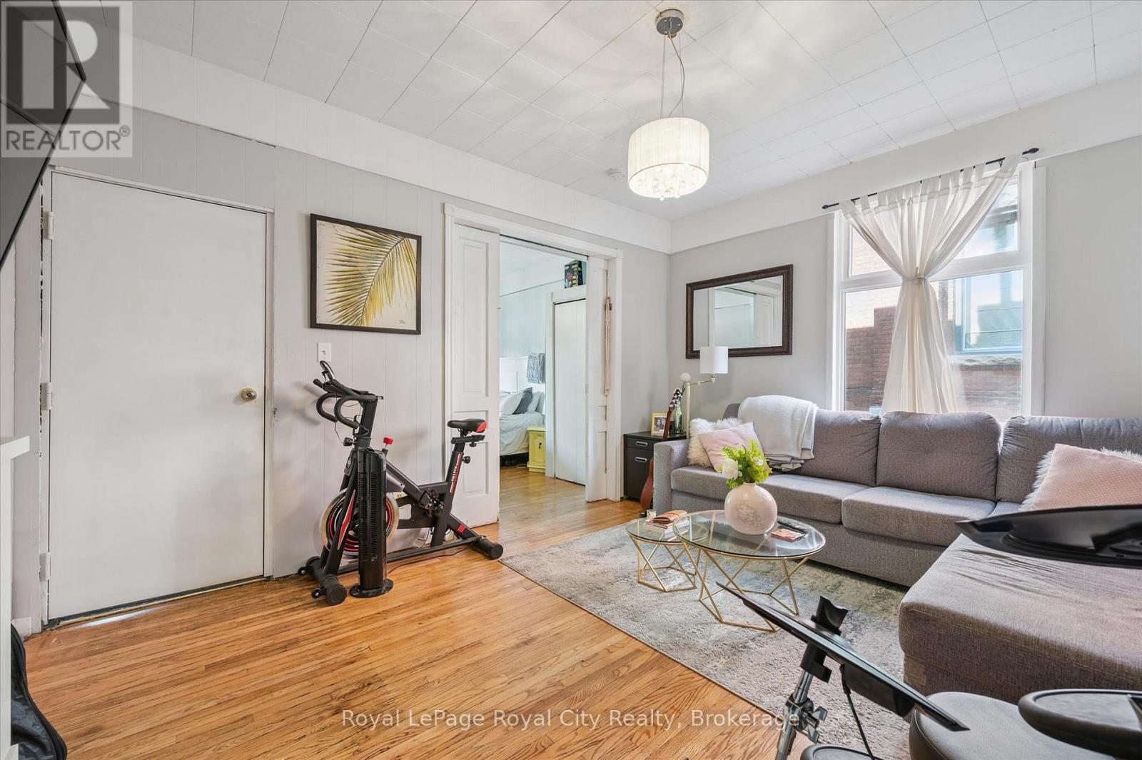 












148 SUFFOLK STREET W

,
Guelph (Downtown),




Ontario
N1H2J5

