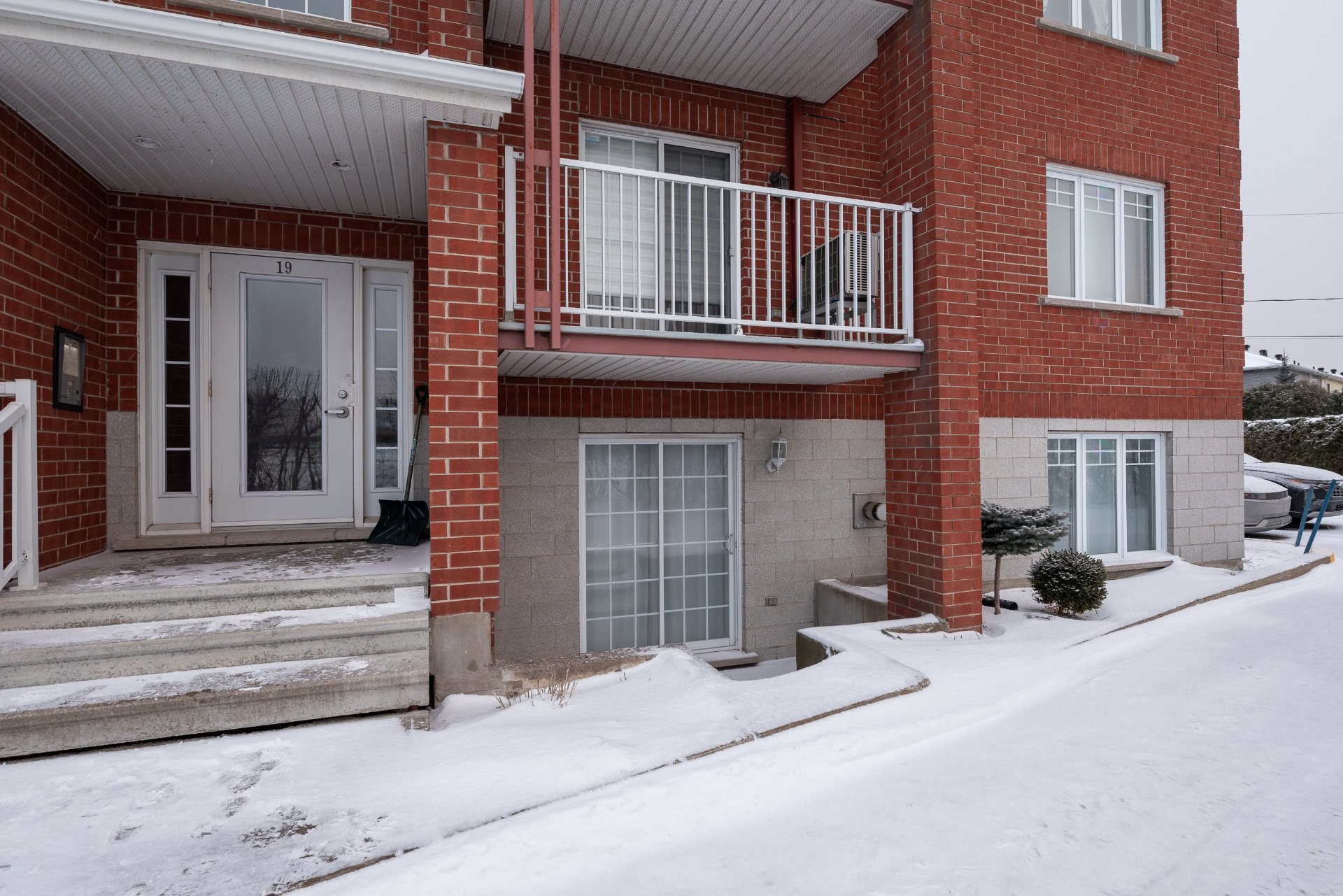









19


Av. Papineau

, 1,
Candiac,




QC
J5R5S8

