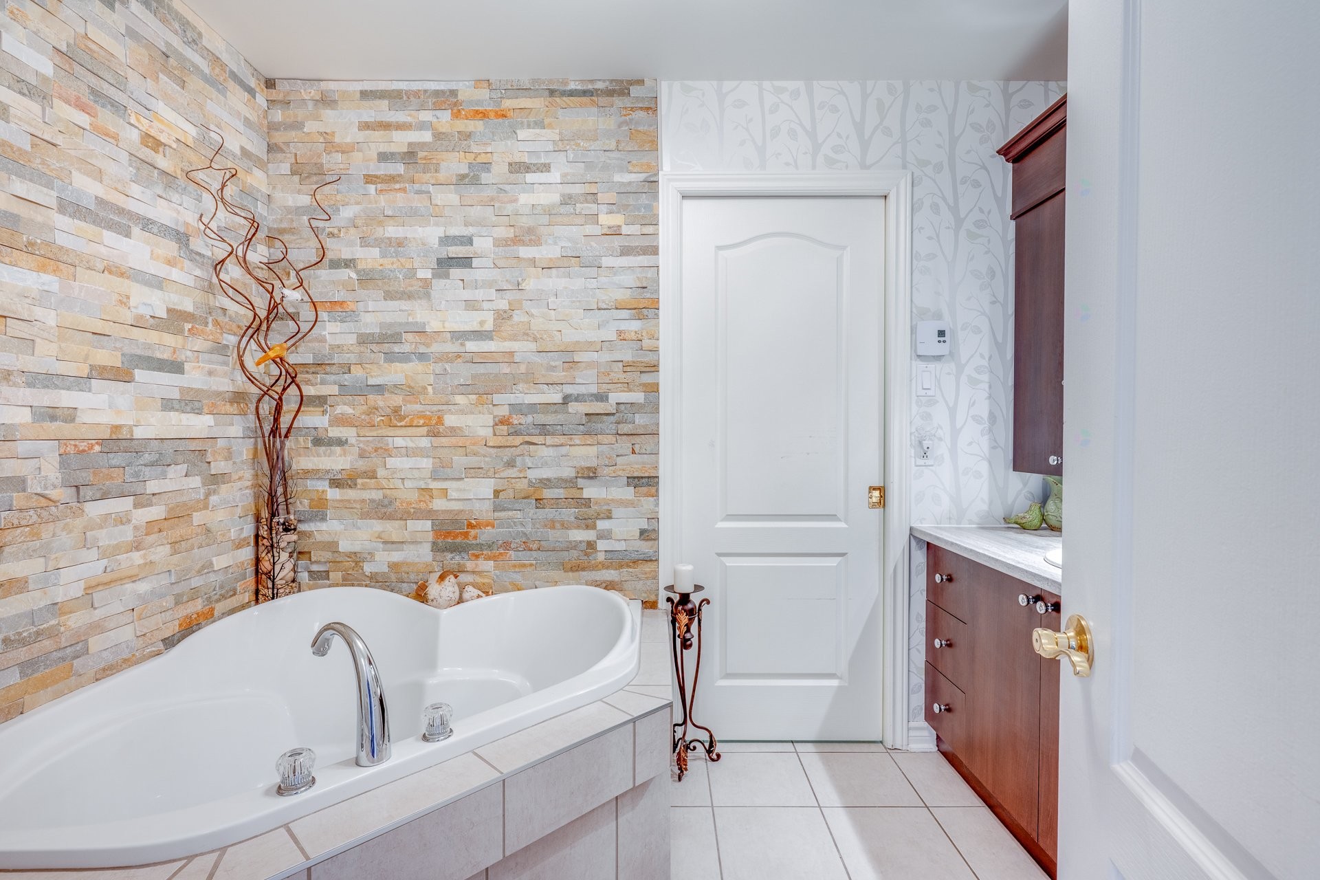 









2460


Boul. Lafontaine

, 401,
Saint-Jérôme,




QC
J7Y5L2

