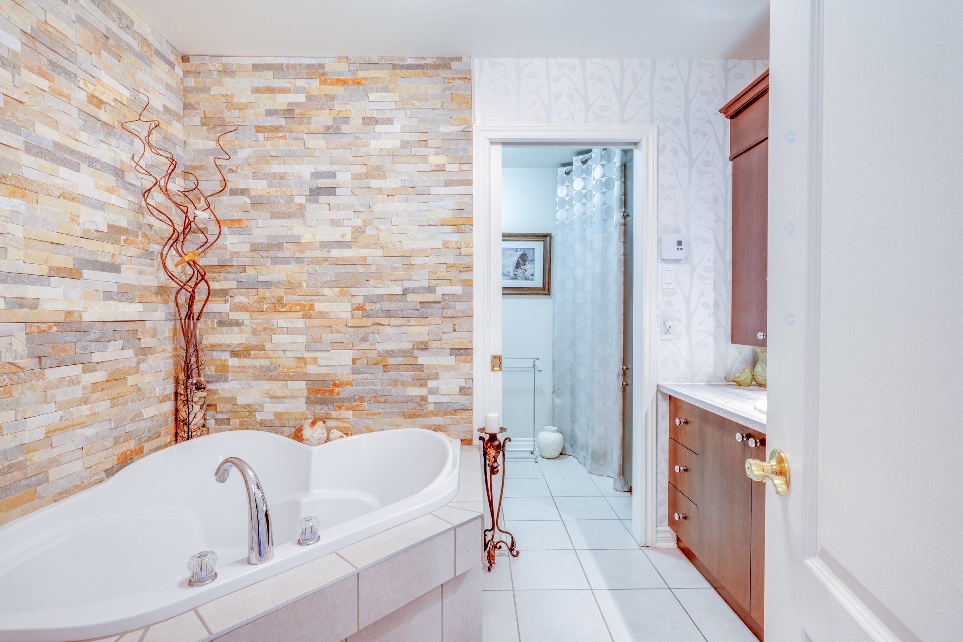 









2460


Boul. Lafontaine

, 401,
Saint-Jérôme,




QC
J7Y5L2

