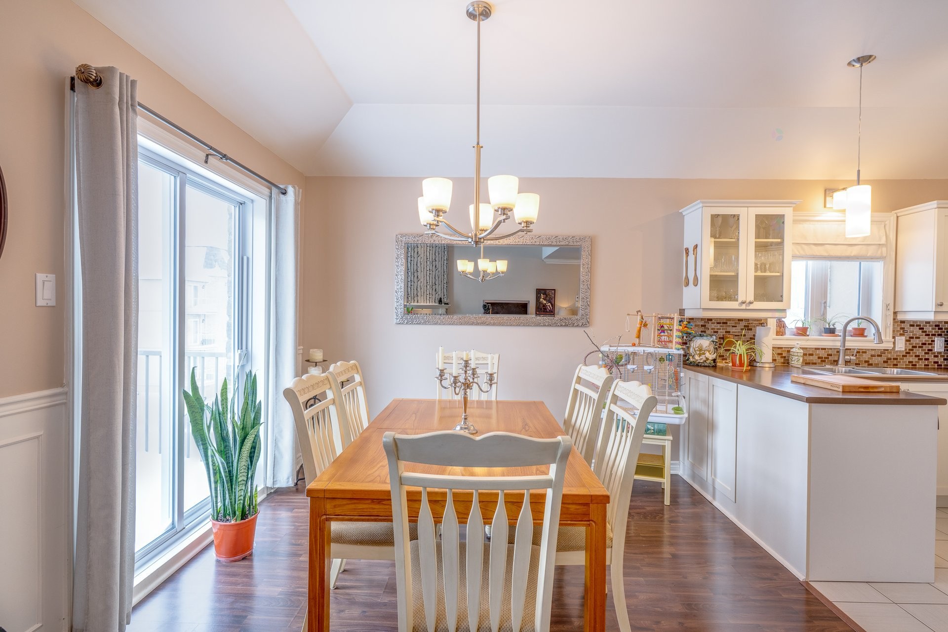 









2460


Boul. Lafontaine

, 401,
Saint-Jérôme,




QC
J7Y5L2

