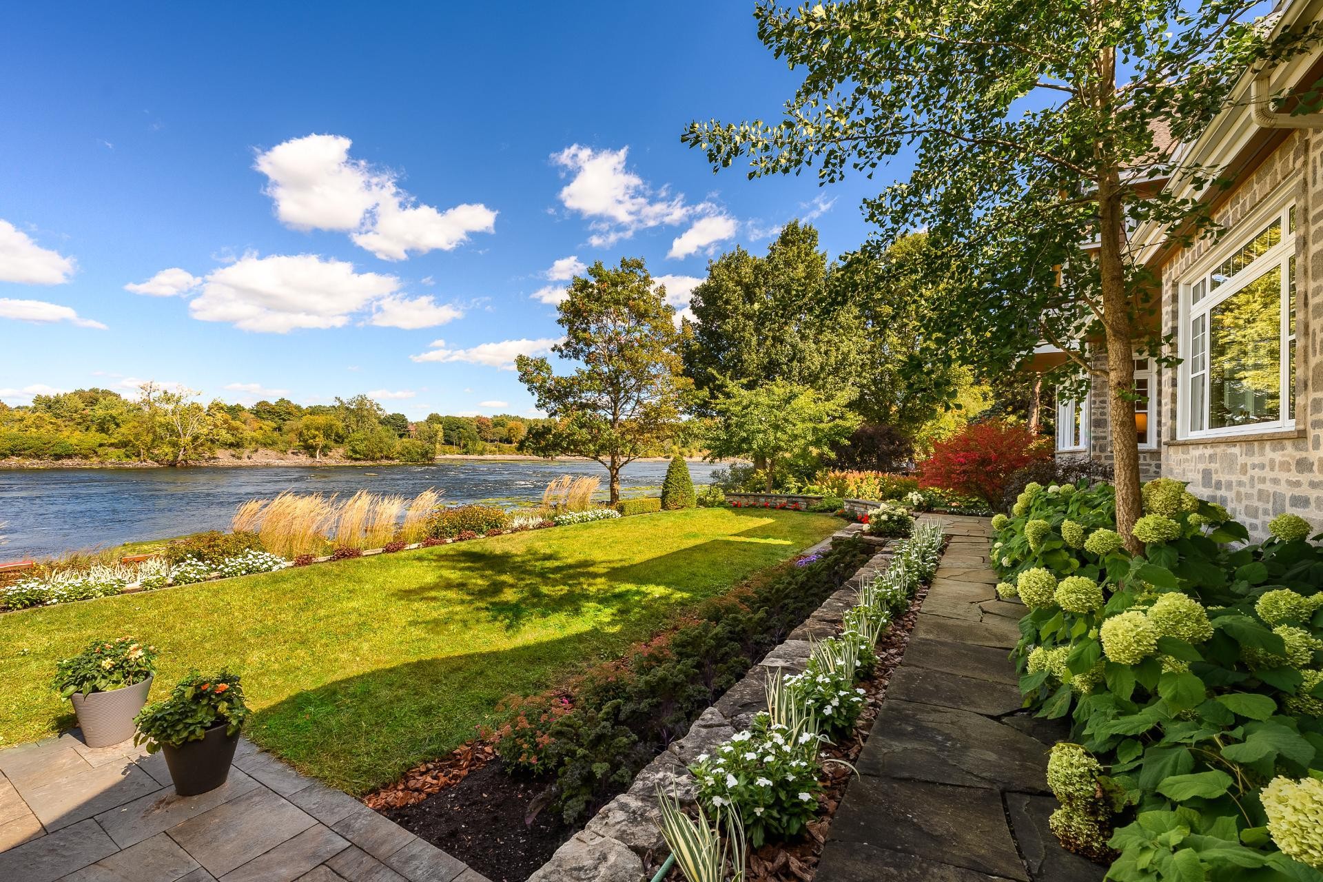 









20


Rue De Richelieu

,
Chambly,




QC
J3L2B9

