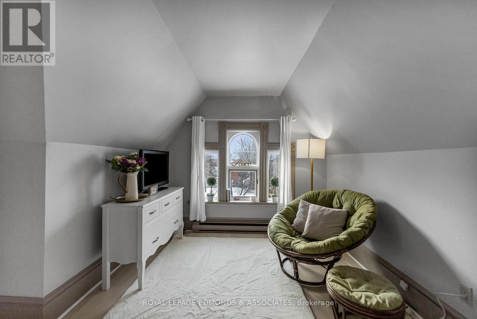 












307 MAPLE AVENUE

,
Pembroke,




Ontario
K8A1L8

