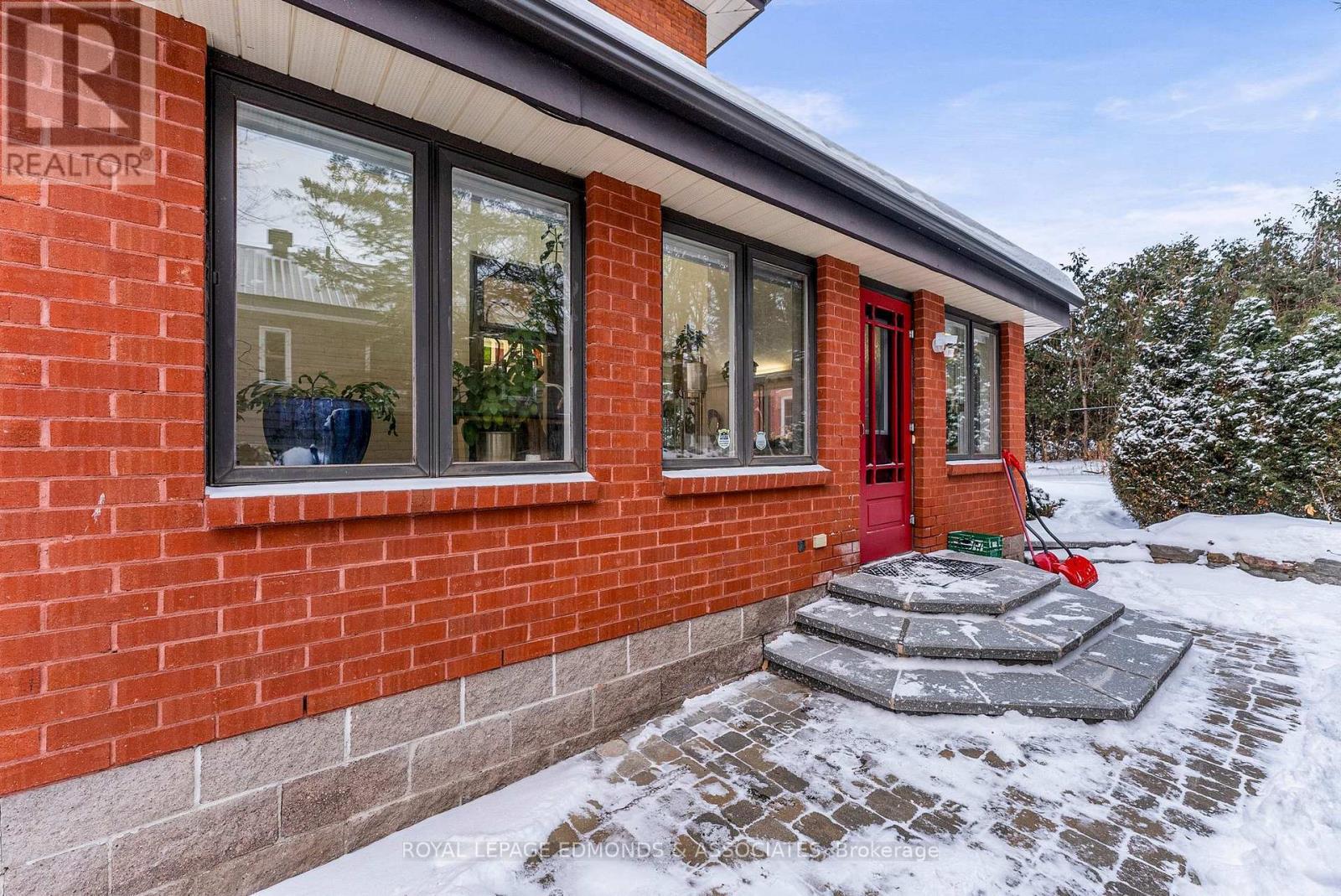 












307 MAPLE AVENUE

,
Pembroke,




Ontario
K8A1L8

