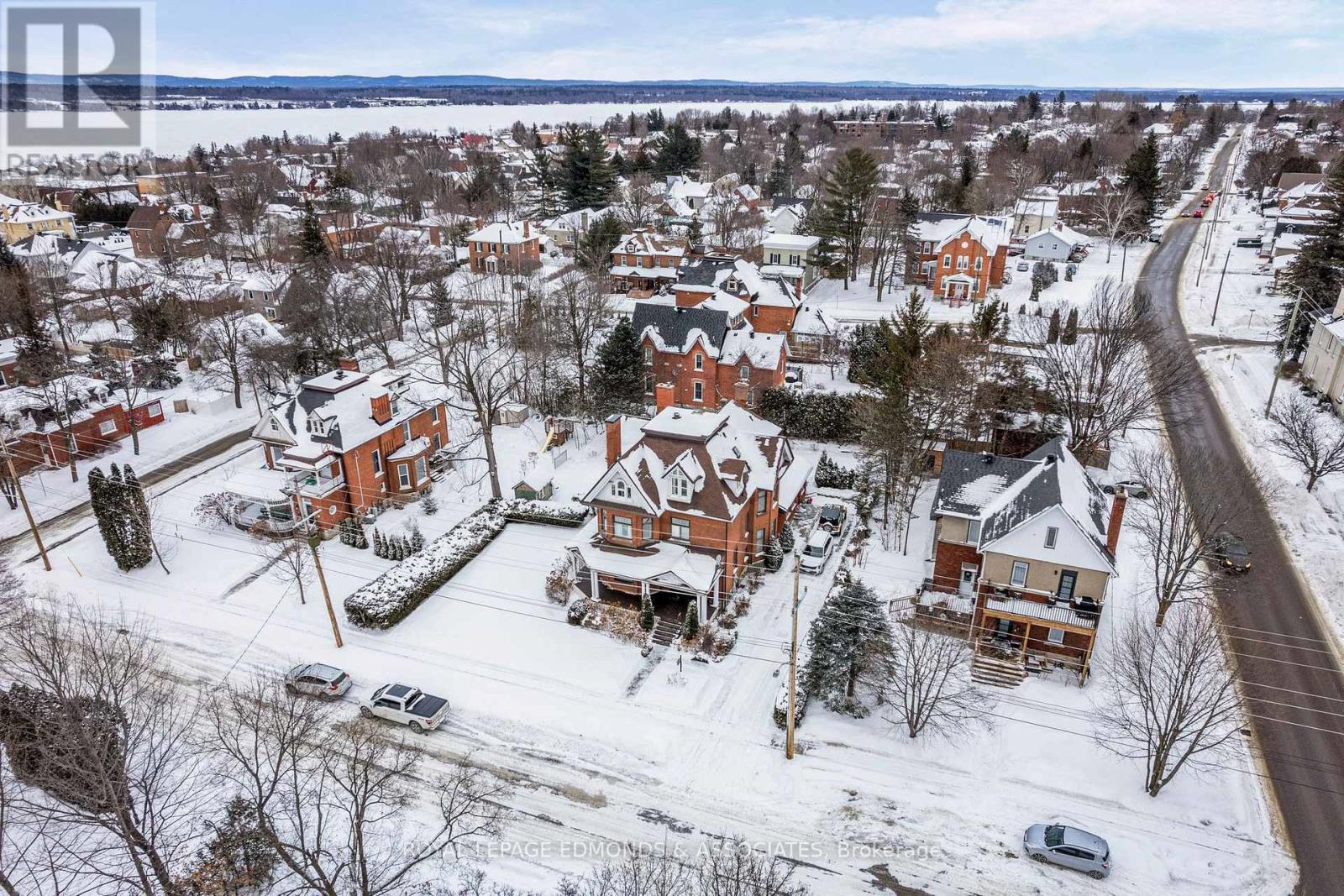 












307 MAPLE AVENUE

,
Pembroke,




Ontario
K8A1L8

