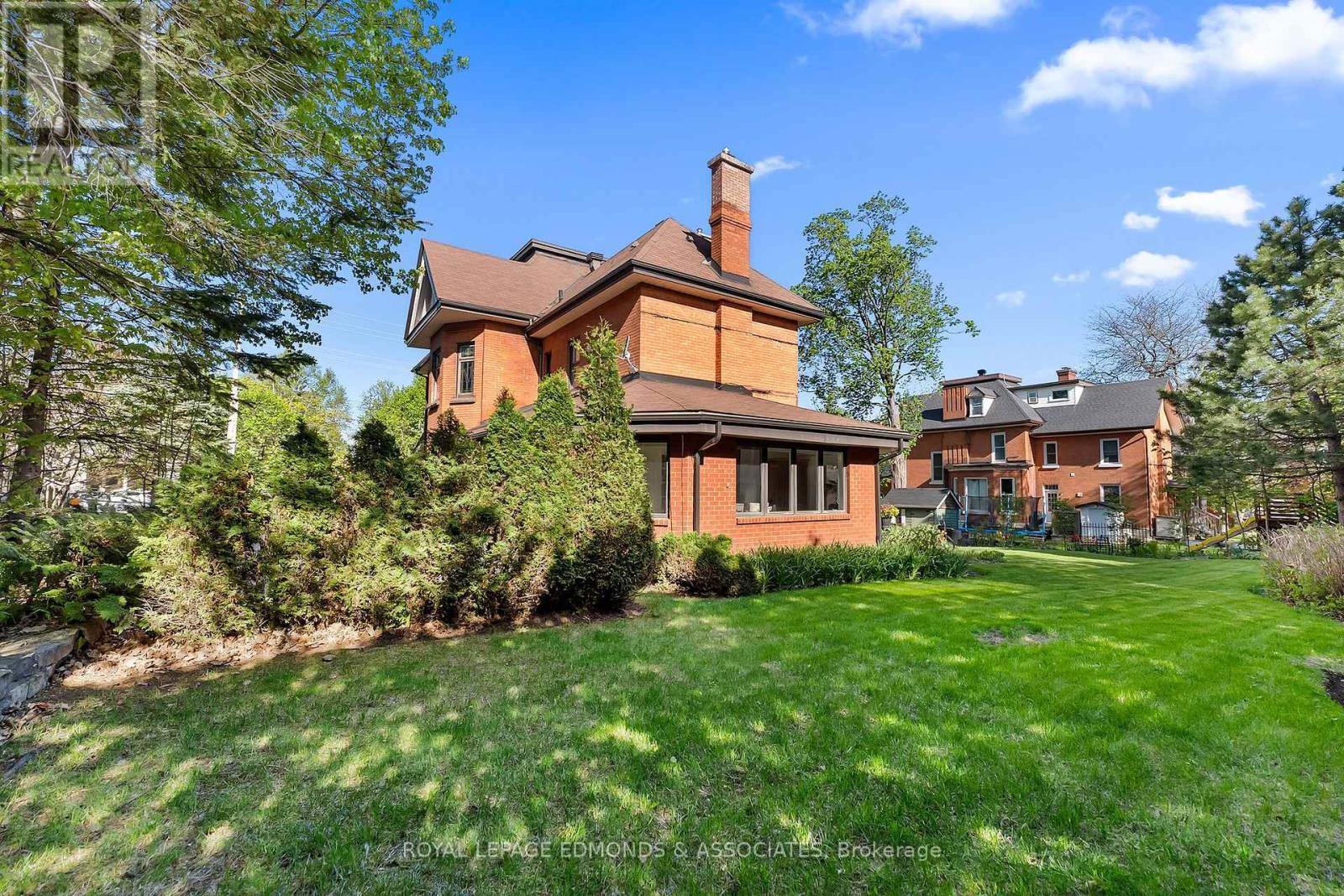 












307 MAPLE AVENUE

,
Pembroke,




Ontario
K8A1L8


