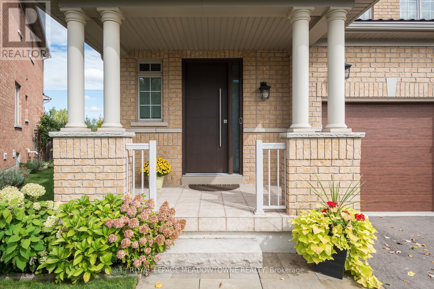 












318 MALBOEUF COURT

,
Milton,




Ontario
L9T7Y5


