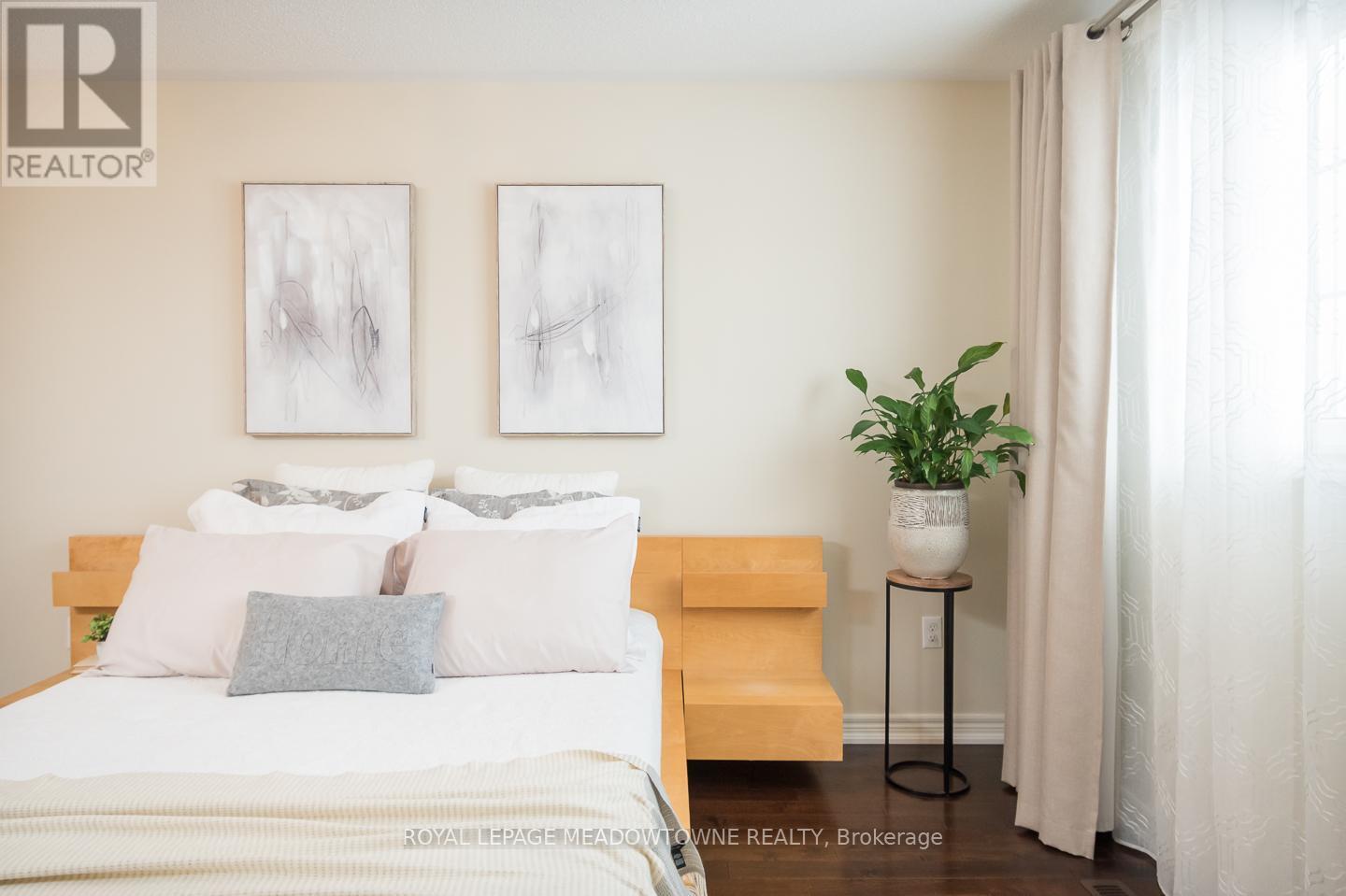 












318 MALBOEUF COURT

,
Milton,




Ontario
L9T7Y5

