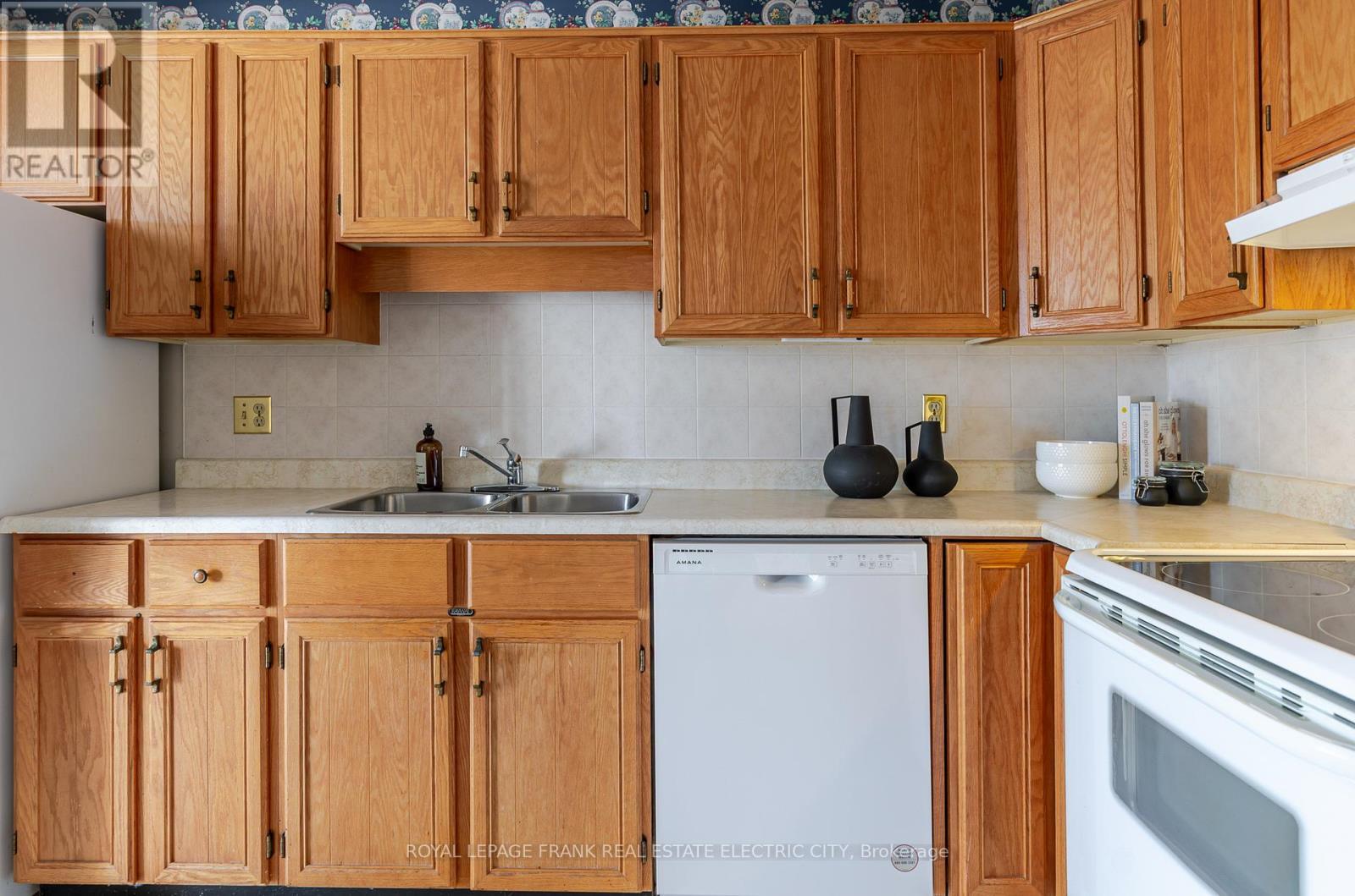 












30 - 36 CHAMPLAIN CRESCENT

,
Peterborough (Northcrest Ward 5),




Ontario
K9L1T1

