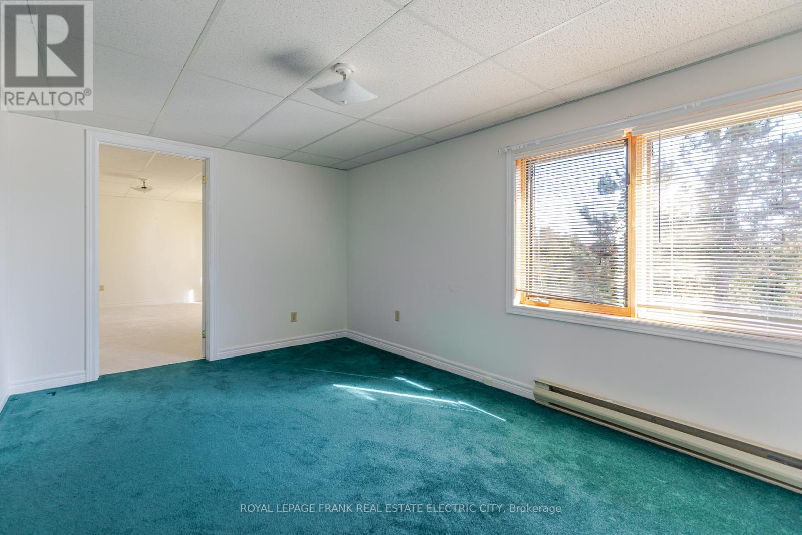 












30 - 36 CHAMPLAIN CRESCENT

,
Peterborough (Northcrest Ward 5),




Ontario
K9L1T1

