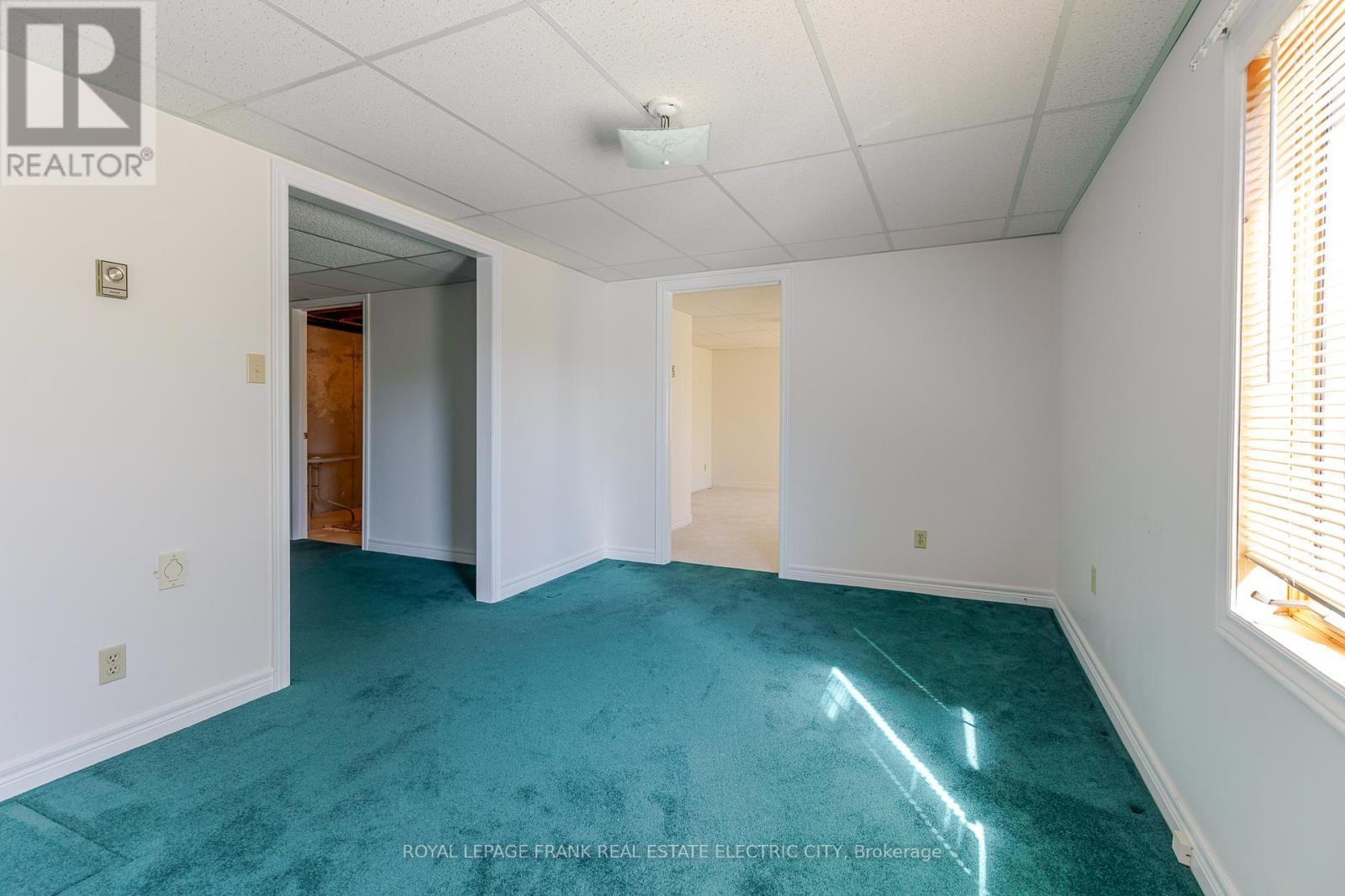 












30 - 36 CHAMPLAIN CRESCENT

,
Peterborough (Northcrest Ward 5),




Ontario
K9L1T1

