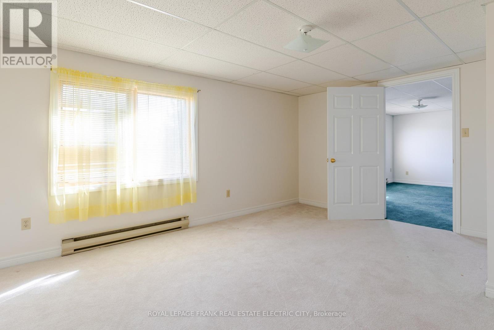 












30 - 36 CHAMPLAIN CRESCENT

,
Peterborough (Northcrest Ward 5),




Ontario
K9L1T1

