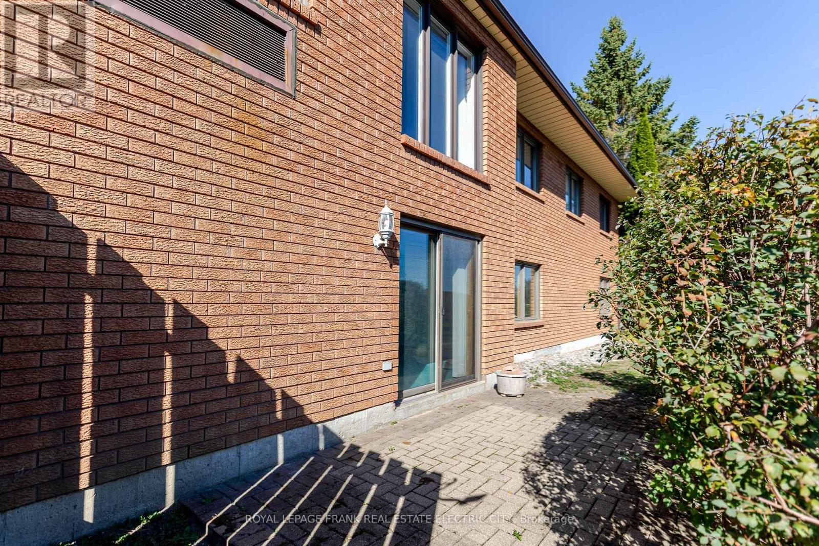 












30 - 36 CHAMPLAIN CRESCENT

,
Peterborough (Northcrest Ward 5),




Ontario
K9L1T1

