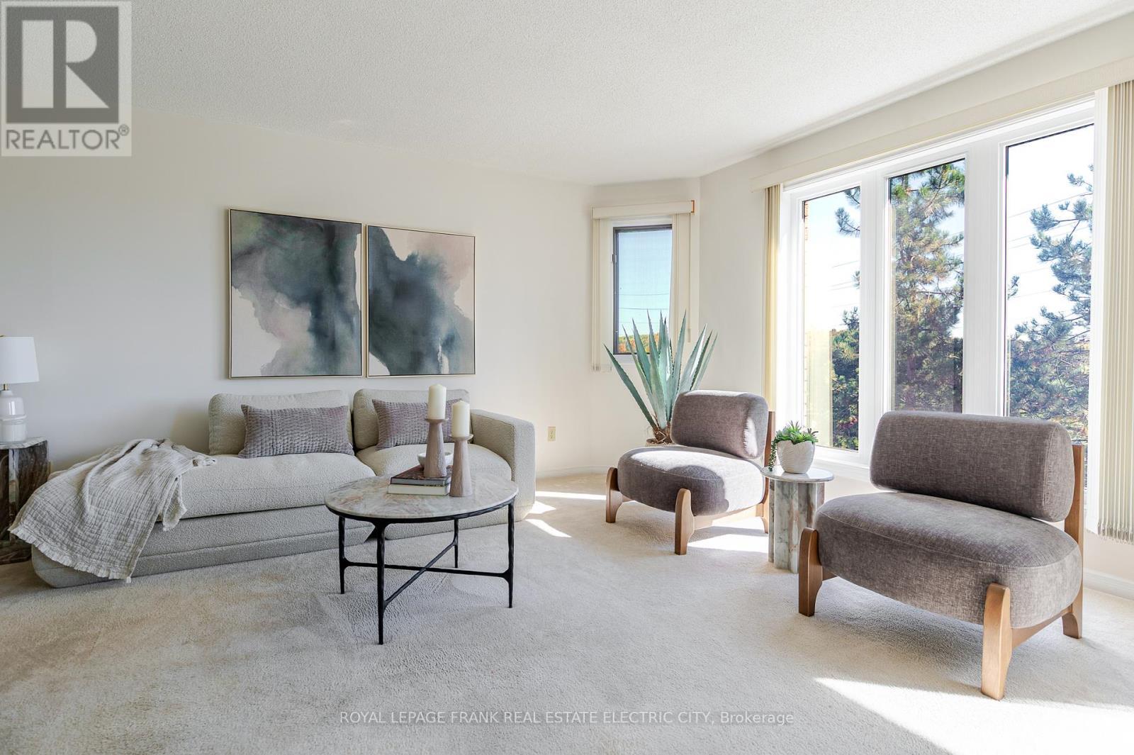 












30 - 36 CHAMPLAIN CRESCENT

,
Peterborough (Northcrest Ward 5),




Ontario
K9L1T1

