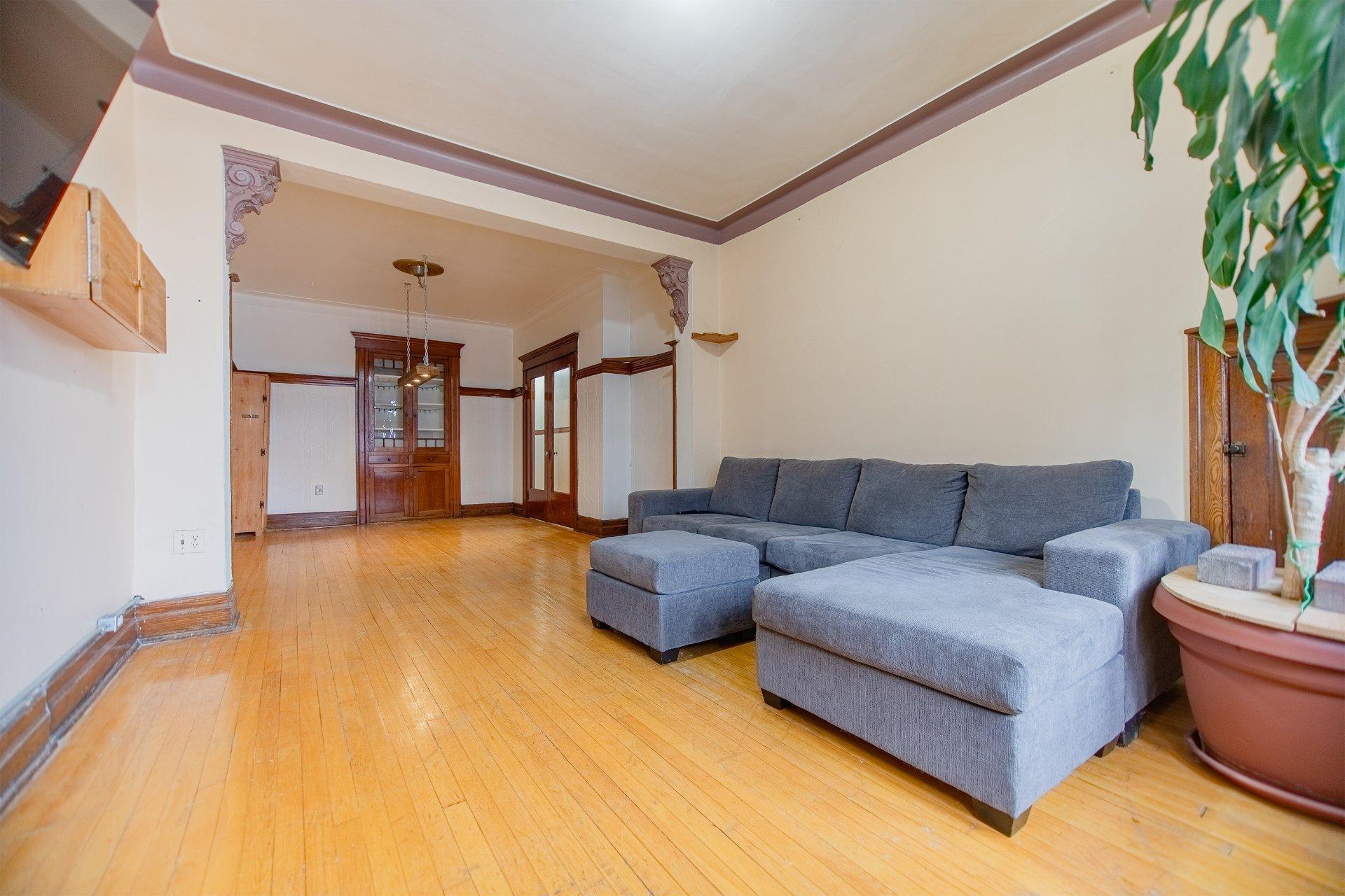 









519


Boul. St-Joseph E.

, 1,
Montréal (Le Plateau-Mont-Royal),




QC
H2J1K1

