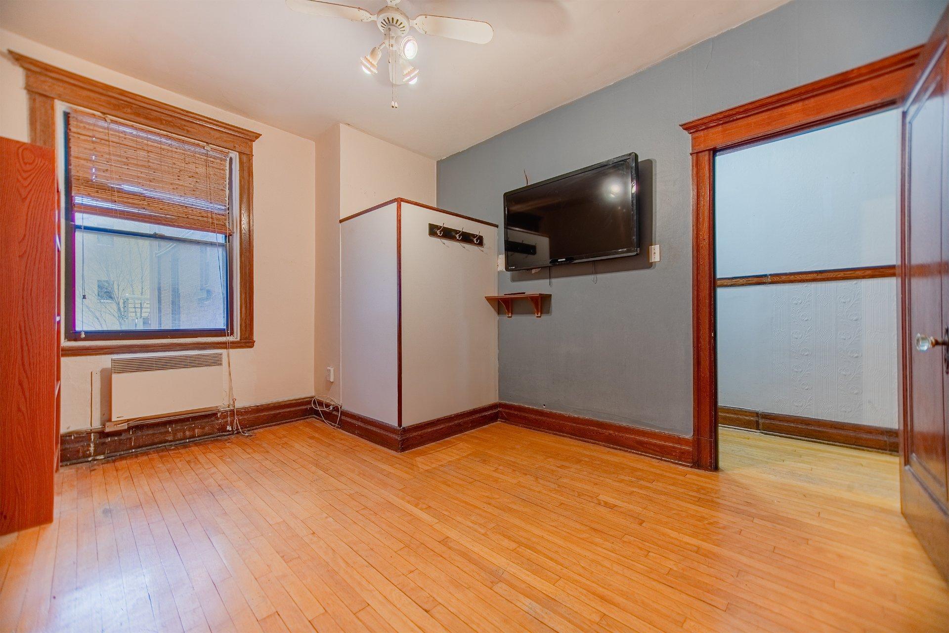 









519


Boul. St-Joseph E.

, 1,
Montréal (Le Plateau-Mont-Royal),




QC
H2J1K1

