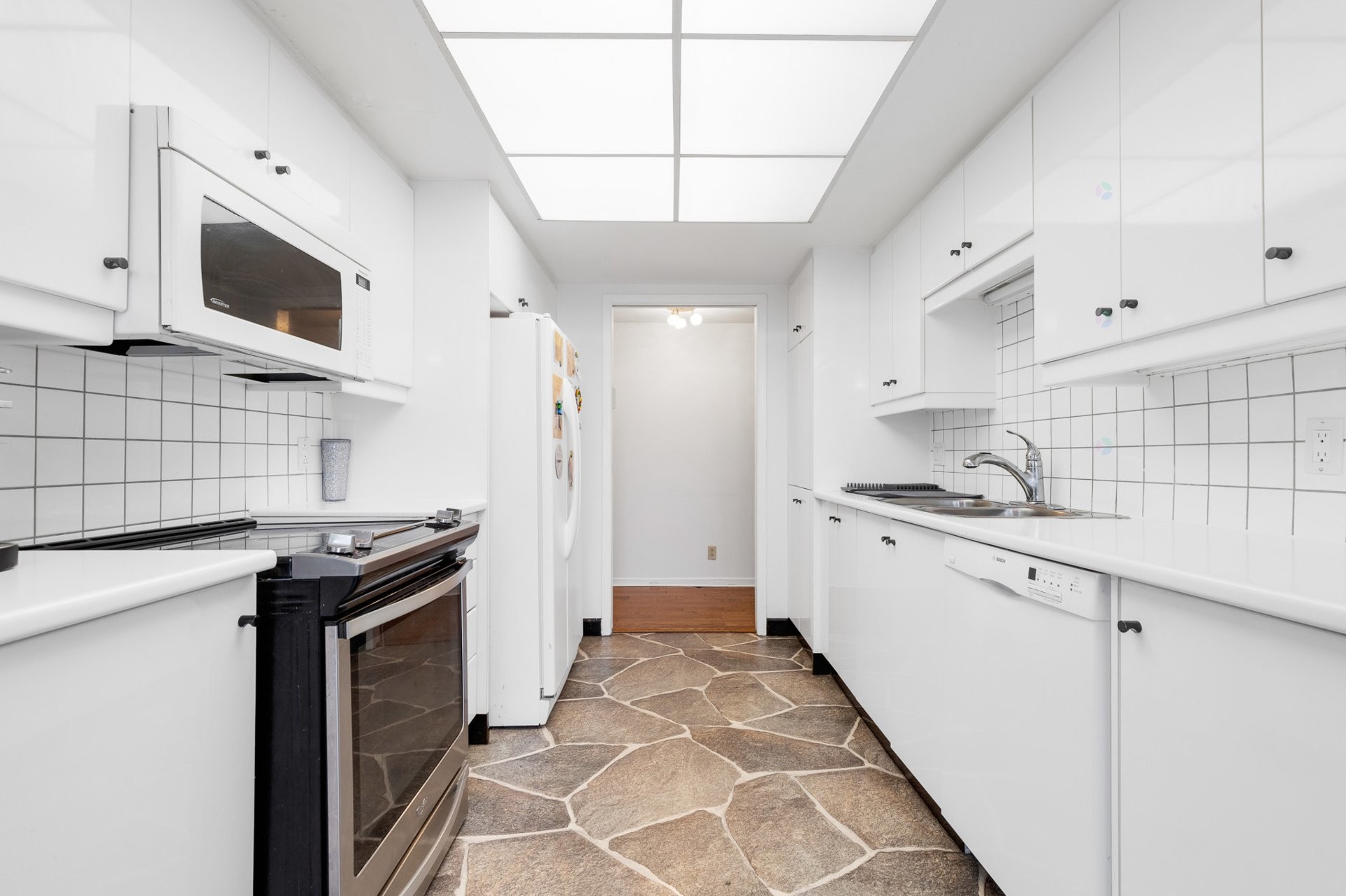 









6500


Ch. Mackle

, 305,
Côte-Saint-Luc,




QC
H4W3G7

