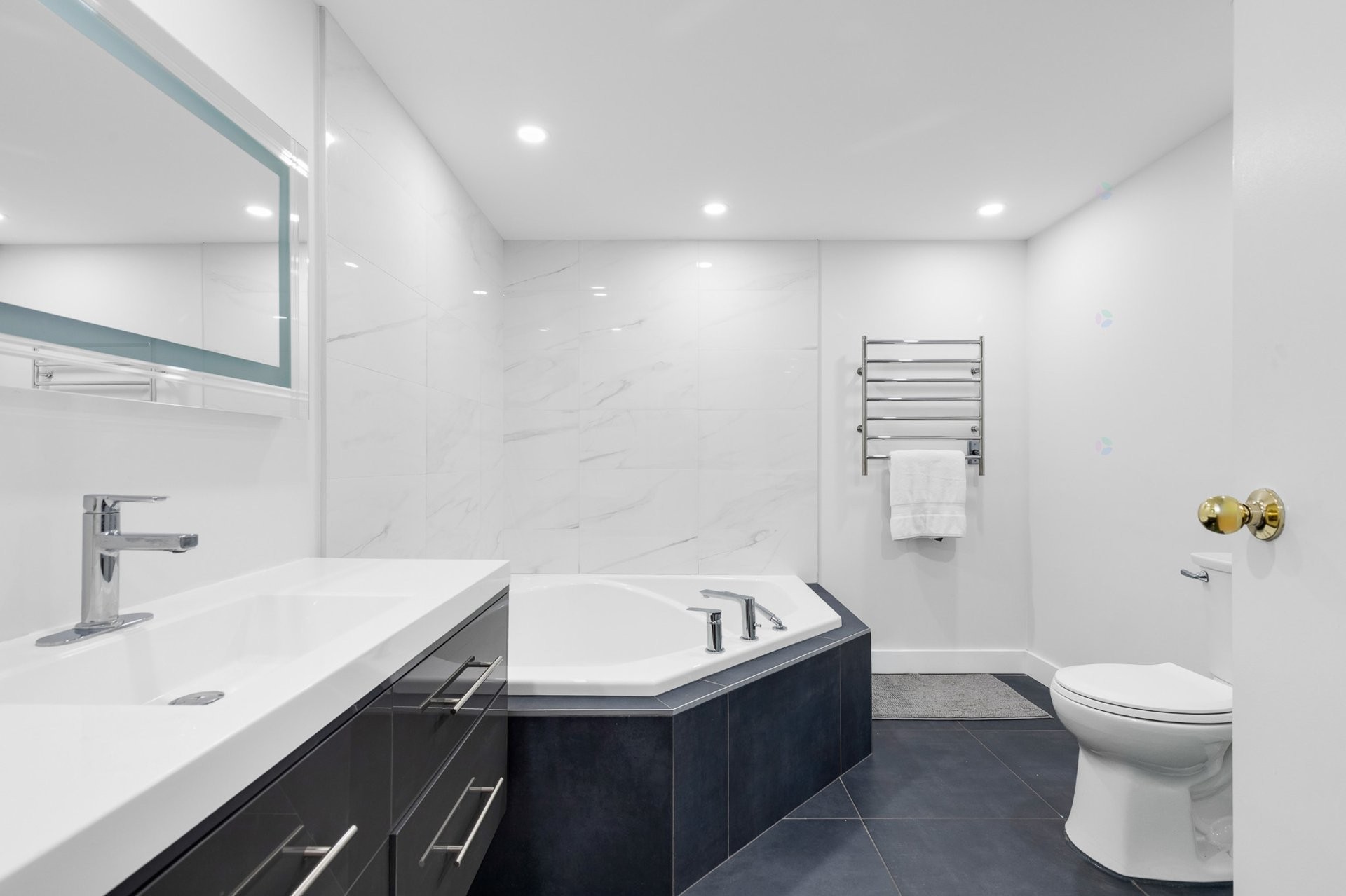 









6500


Ch. Mackle

, 305,
Côte-Saint-Luc,




QC
H4W3G7

