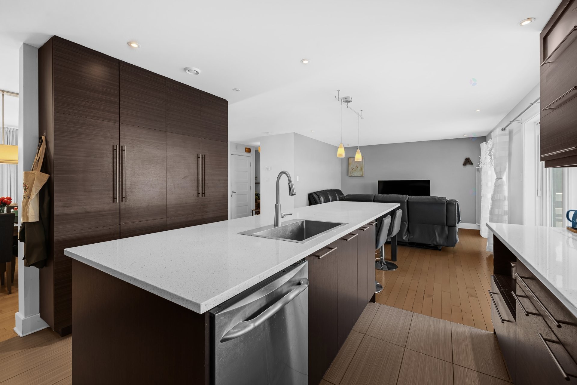 









3925


Rue Oslo

,
Brossard,




QC
J4Y2V5

