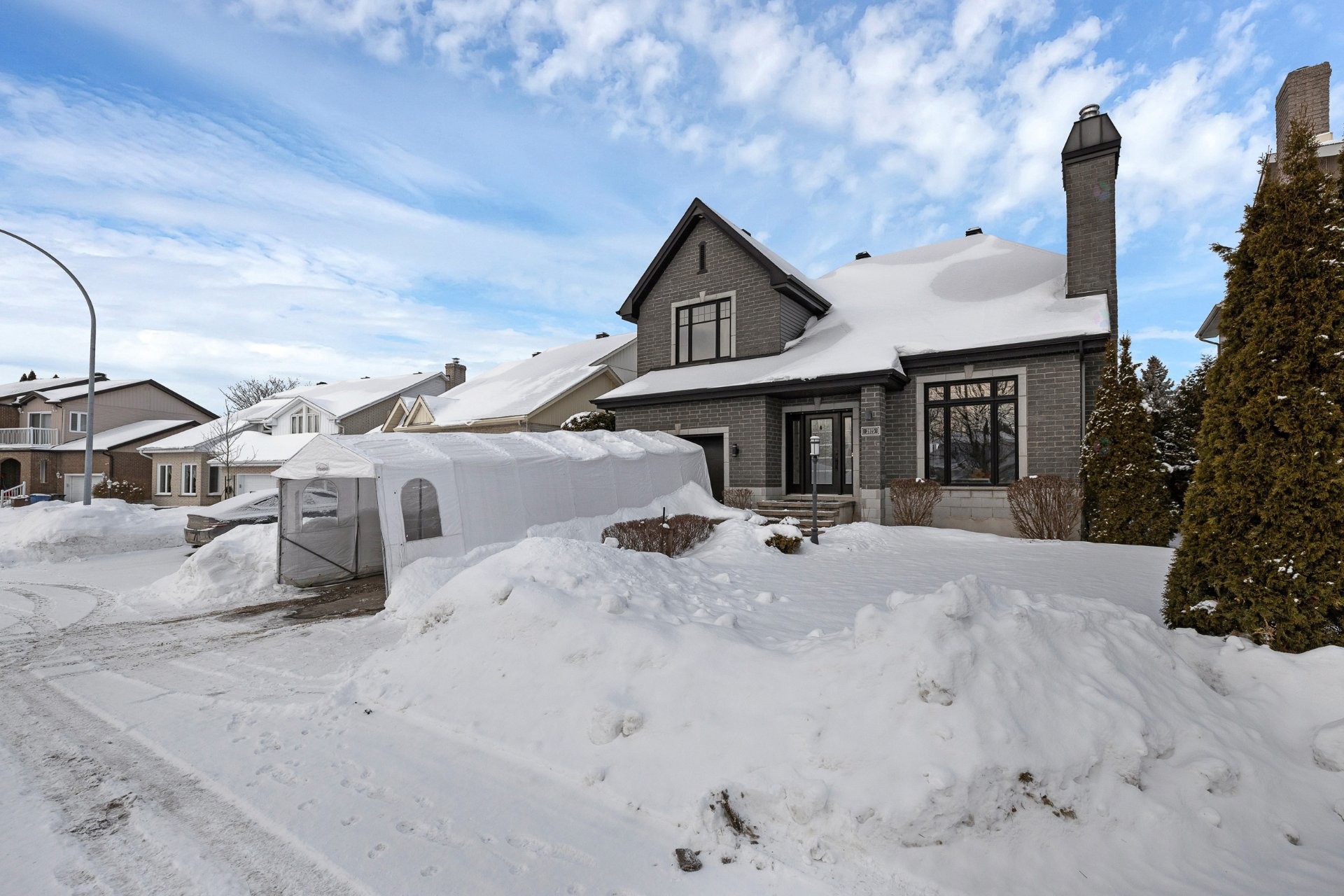 









3925


Rue Oslo

,
Brossard,




QC
J4Y2V5

