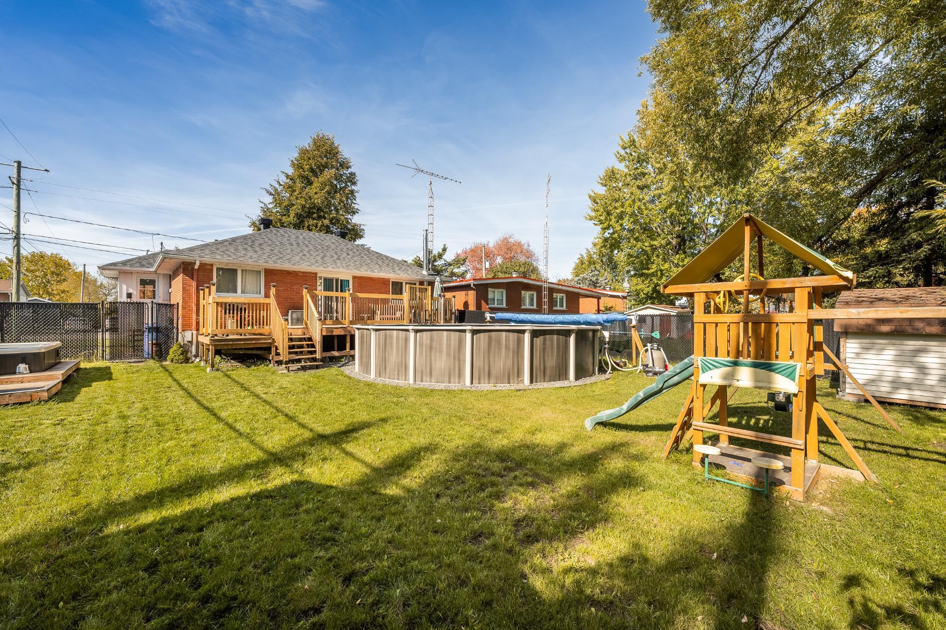 









995


Rue Coderre

,
Longueuil (Saint-Hubert),




QC
J3Y4N3

