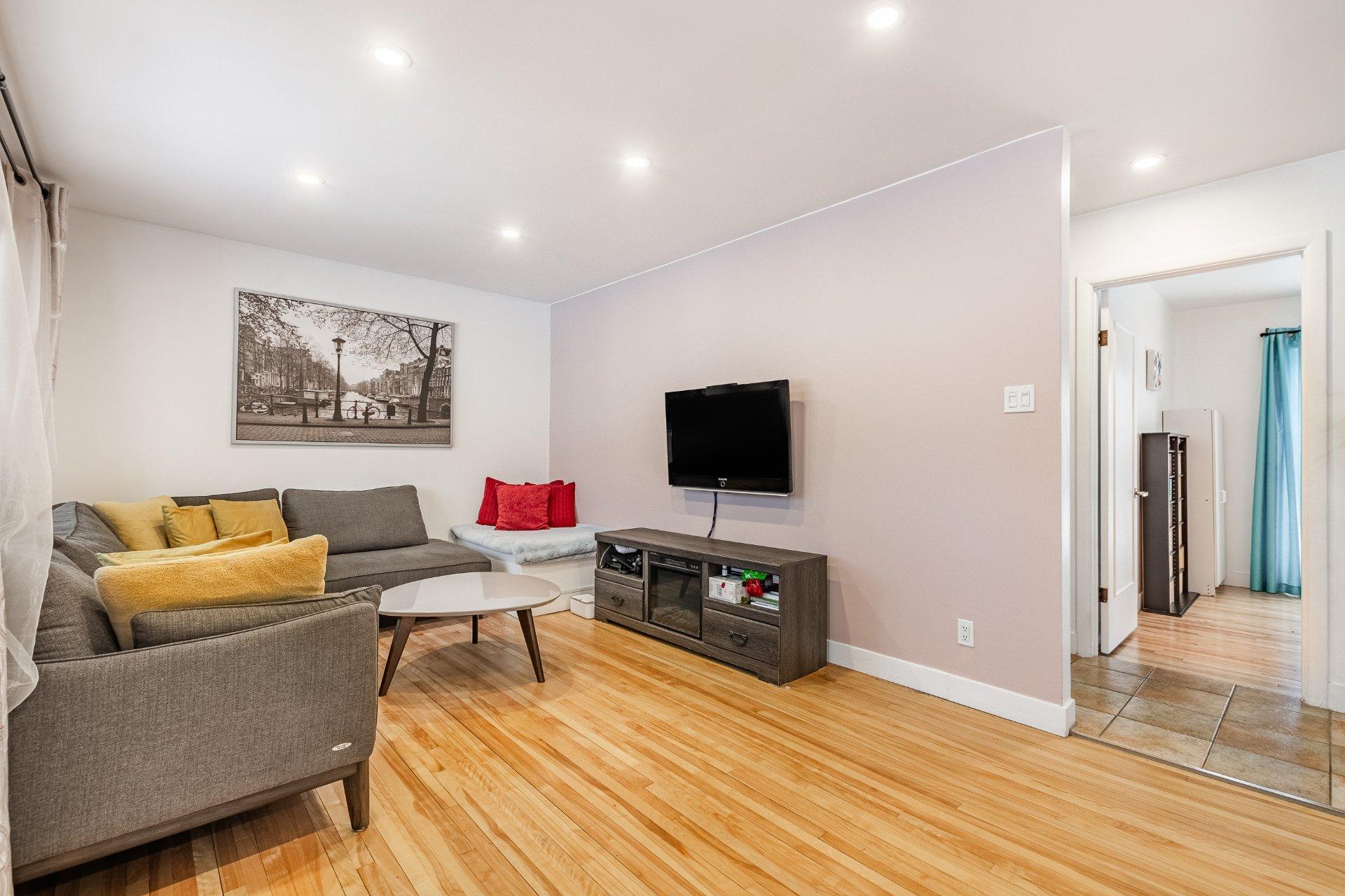 









995


Rue Coderre

,
Longueuil (Saint-Hubert),




QC
J3Y4N3

