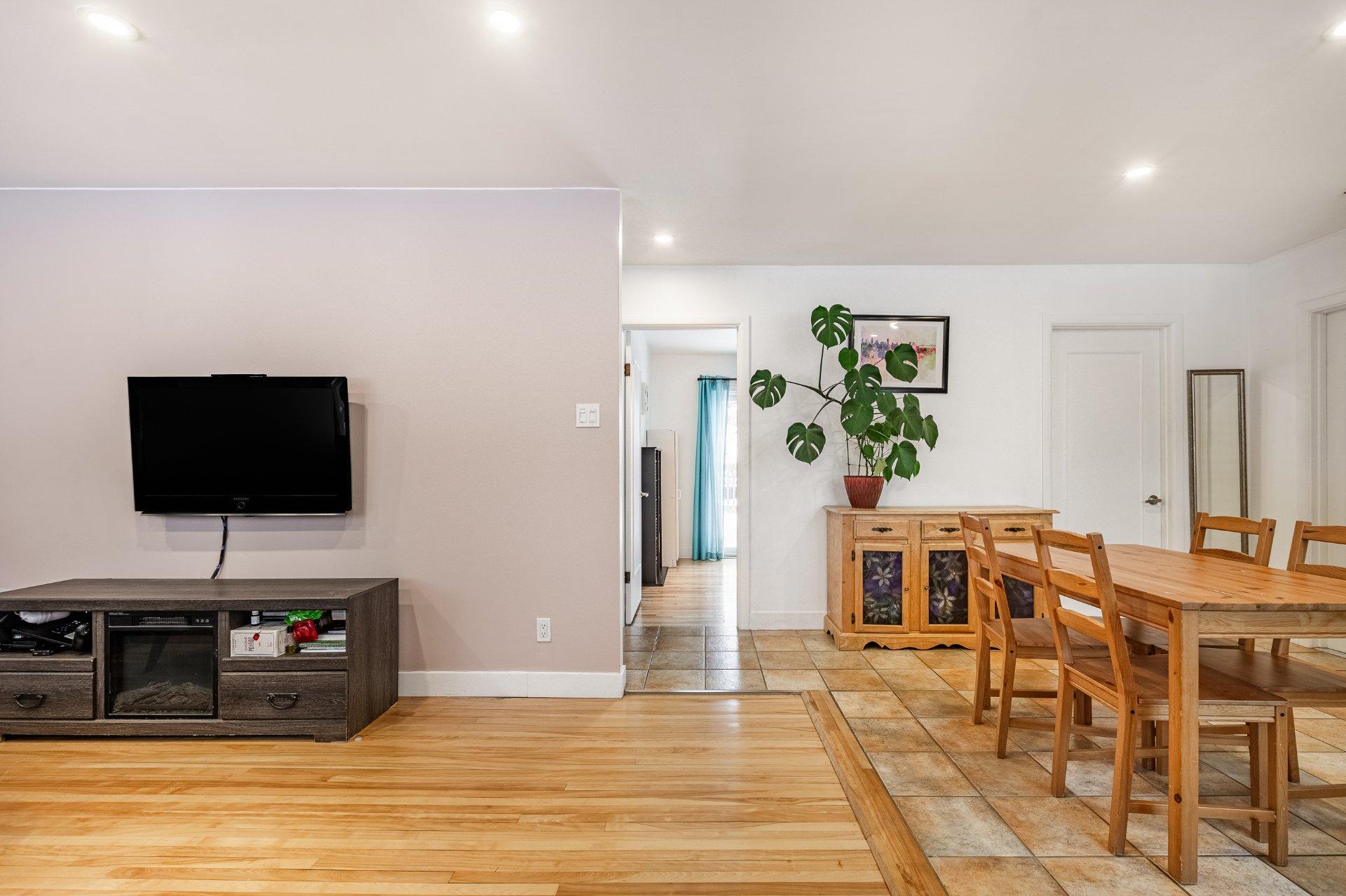 









995


Rue Coderre

,
Longueuil (Saint-Hubert),




QC
J3Y4N3

