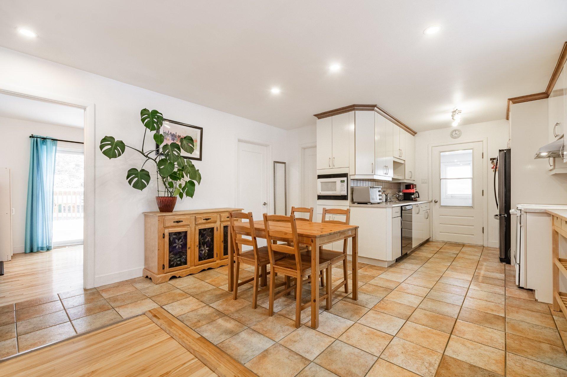 









995


Rue Coderre

,
Longueuil (Saint-Hubert),




QC
J3Y4N3

