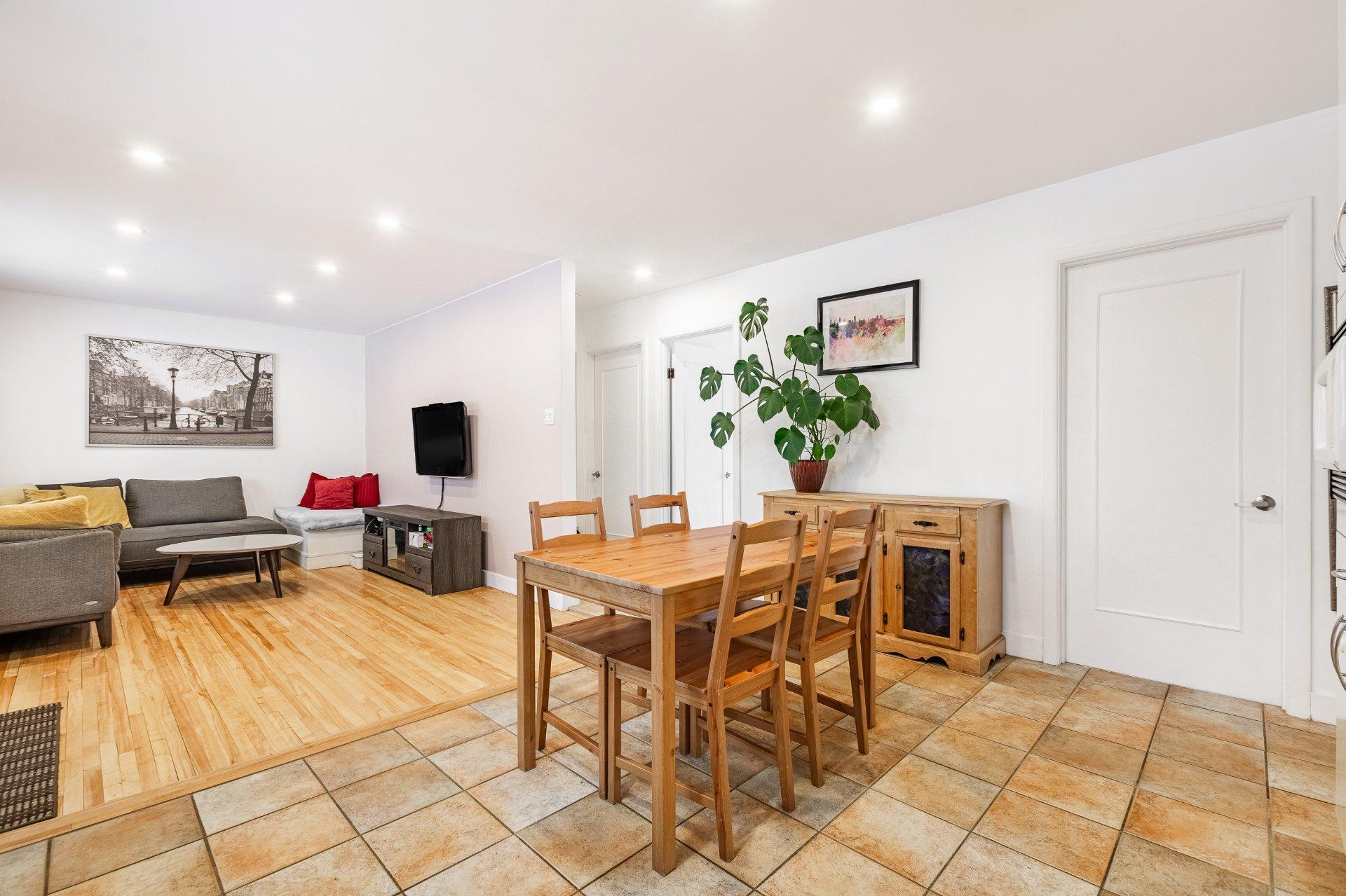 









995


Rue Coderre

,
Longueuil (Saint-Hubert),




QC
J3Y4N3

