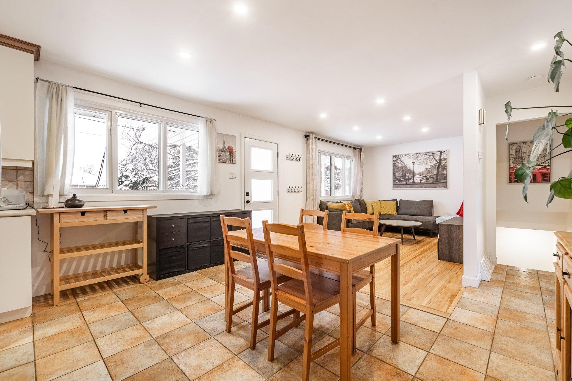 









995


Rue Coderre

,
Longueuil (Saint-Hubert),




QC
J3Y4N3

