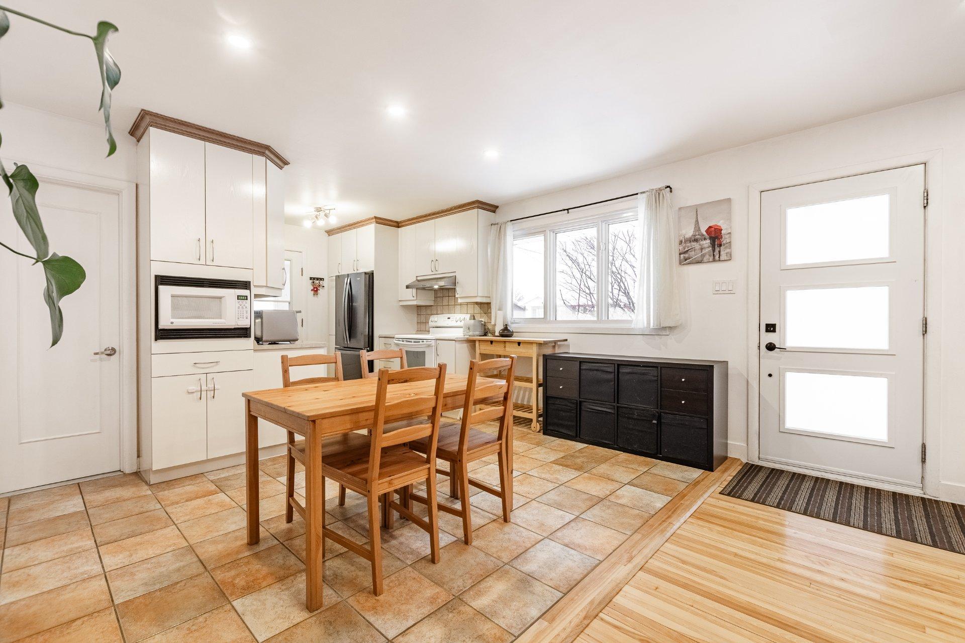 









995


Rue Coderre

,
Longueuil (Saint-Hubert),




QC
J3Y4N3

