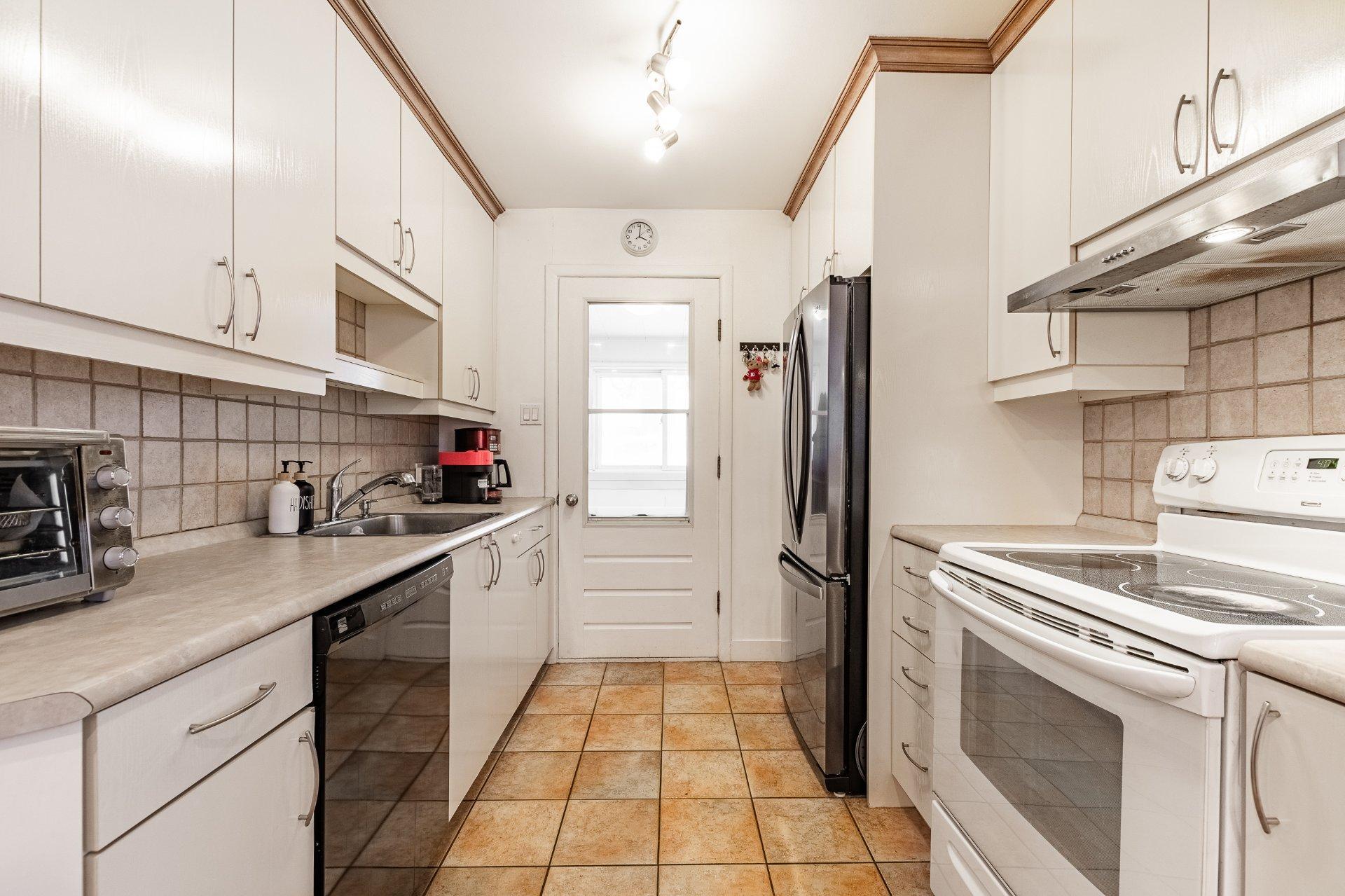 









995


Rue Coderre

,
Longueuil (Saint-Hubert),




QC
J3Y4N3

